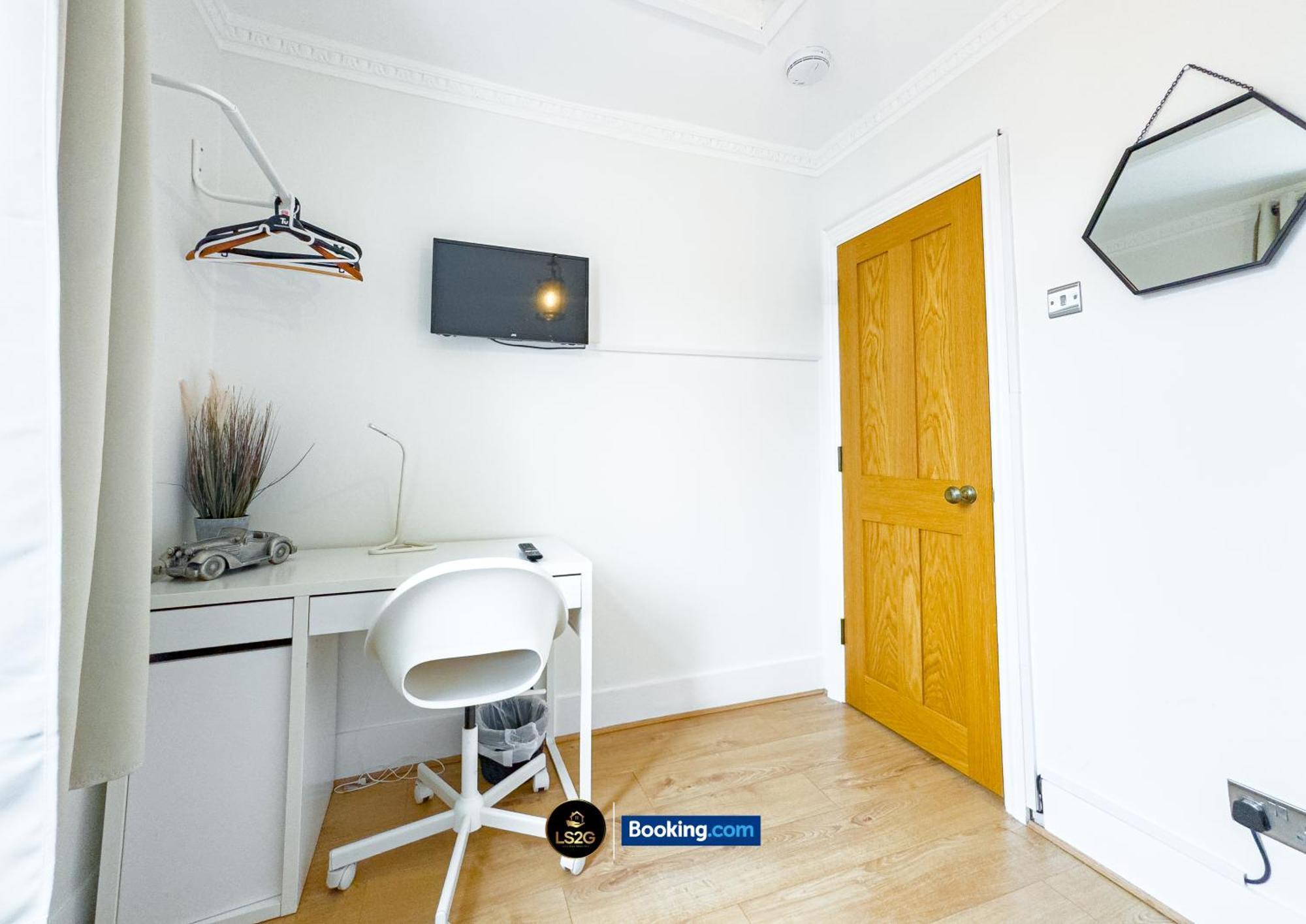 Stunning House By Ls2g Short Lets & Serviced Greater With Free Wifi *