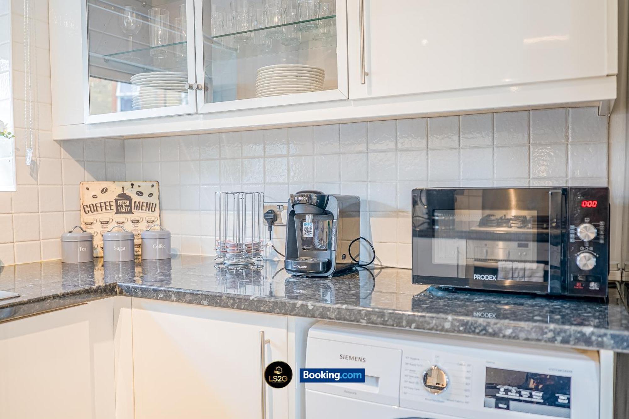 Stunning House By Ls2g Short Lets & Serviced Greater With Free Wifi London