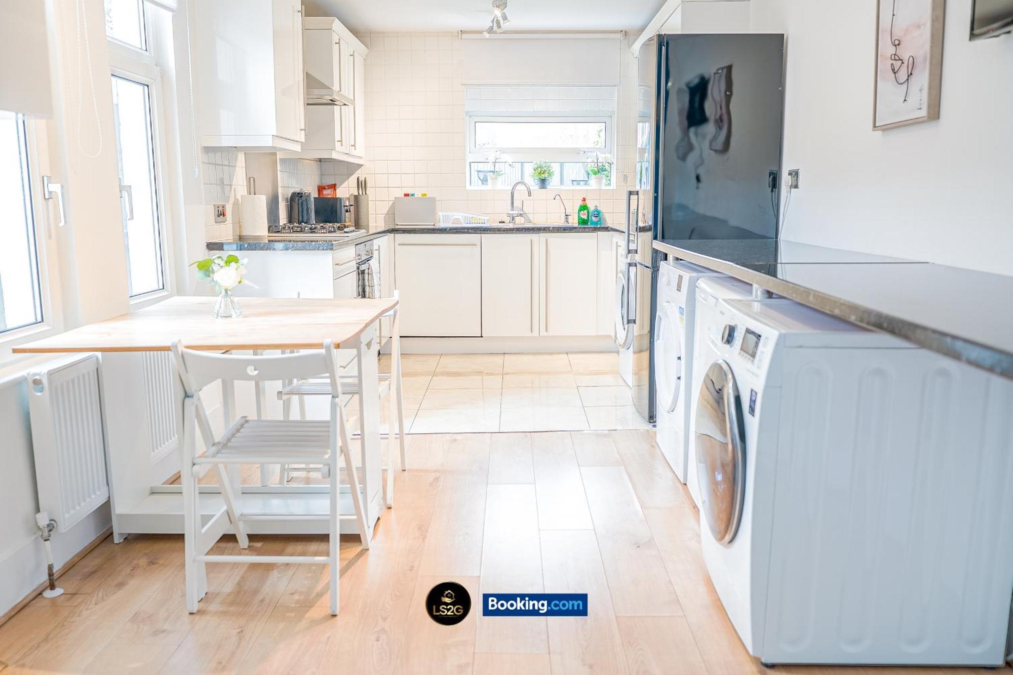 Holiday home Stunning House By Ls2g Short Lets & Serviced Greater With Free Wifi