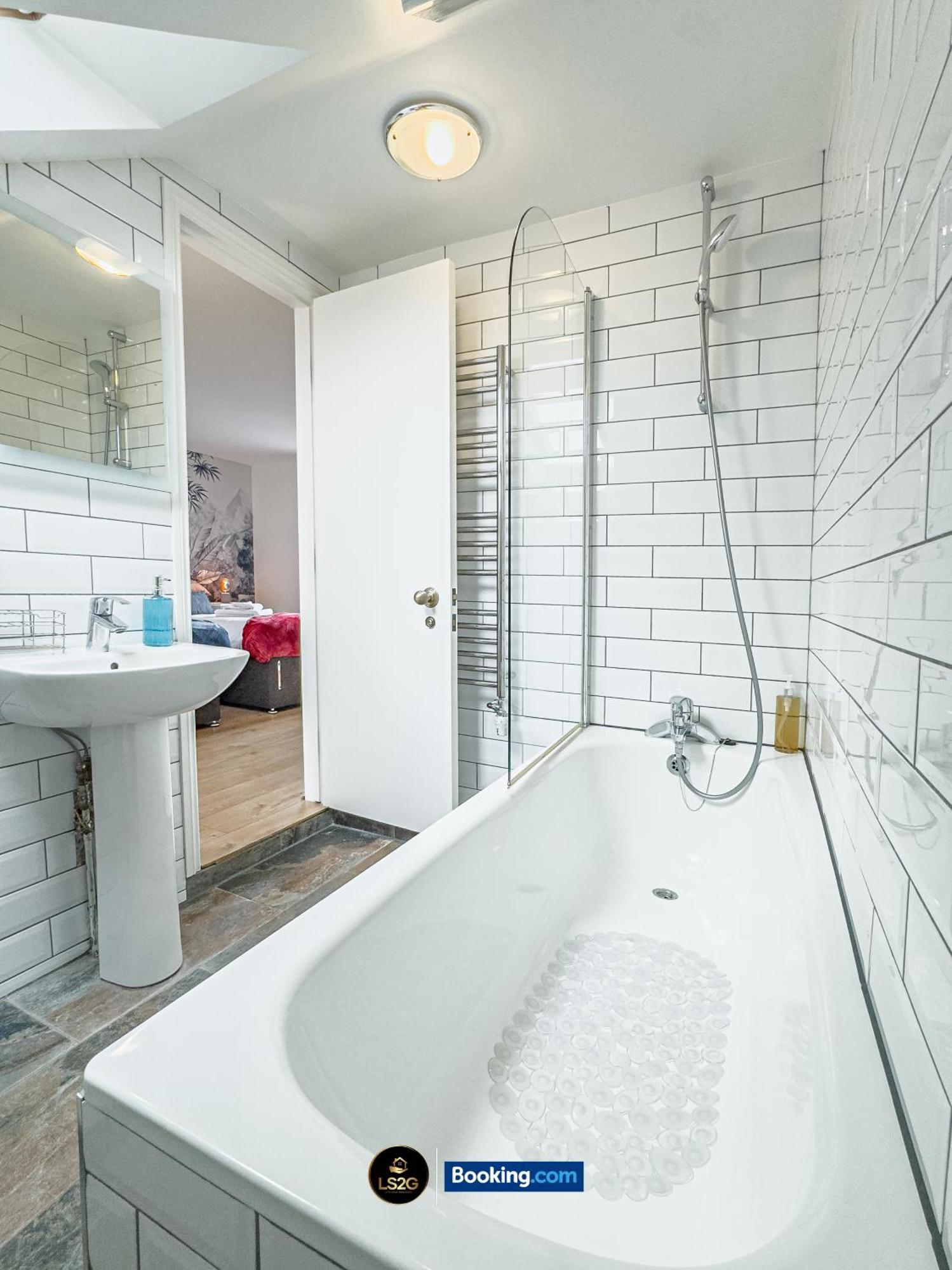 Stunning House By Ls2g Short Lets & Serviced Greater With Free Wifi London