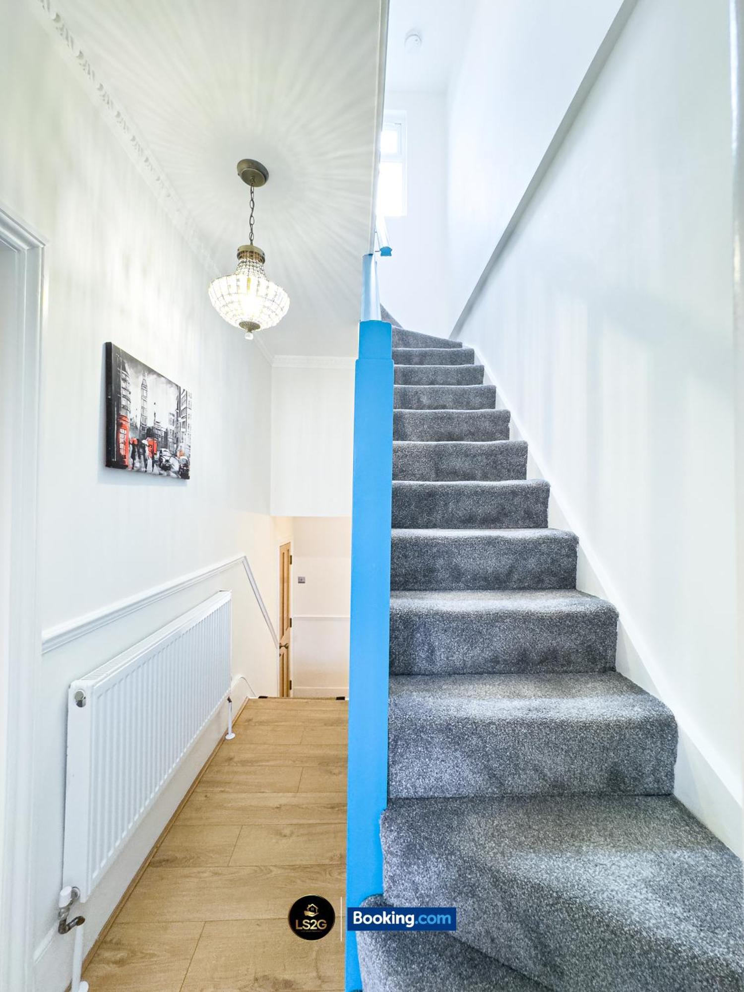 Stunning House By Ls2g Short Lets & Serviced Greater With Free Wifi Holiday home *