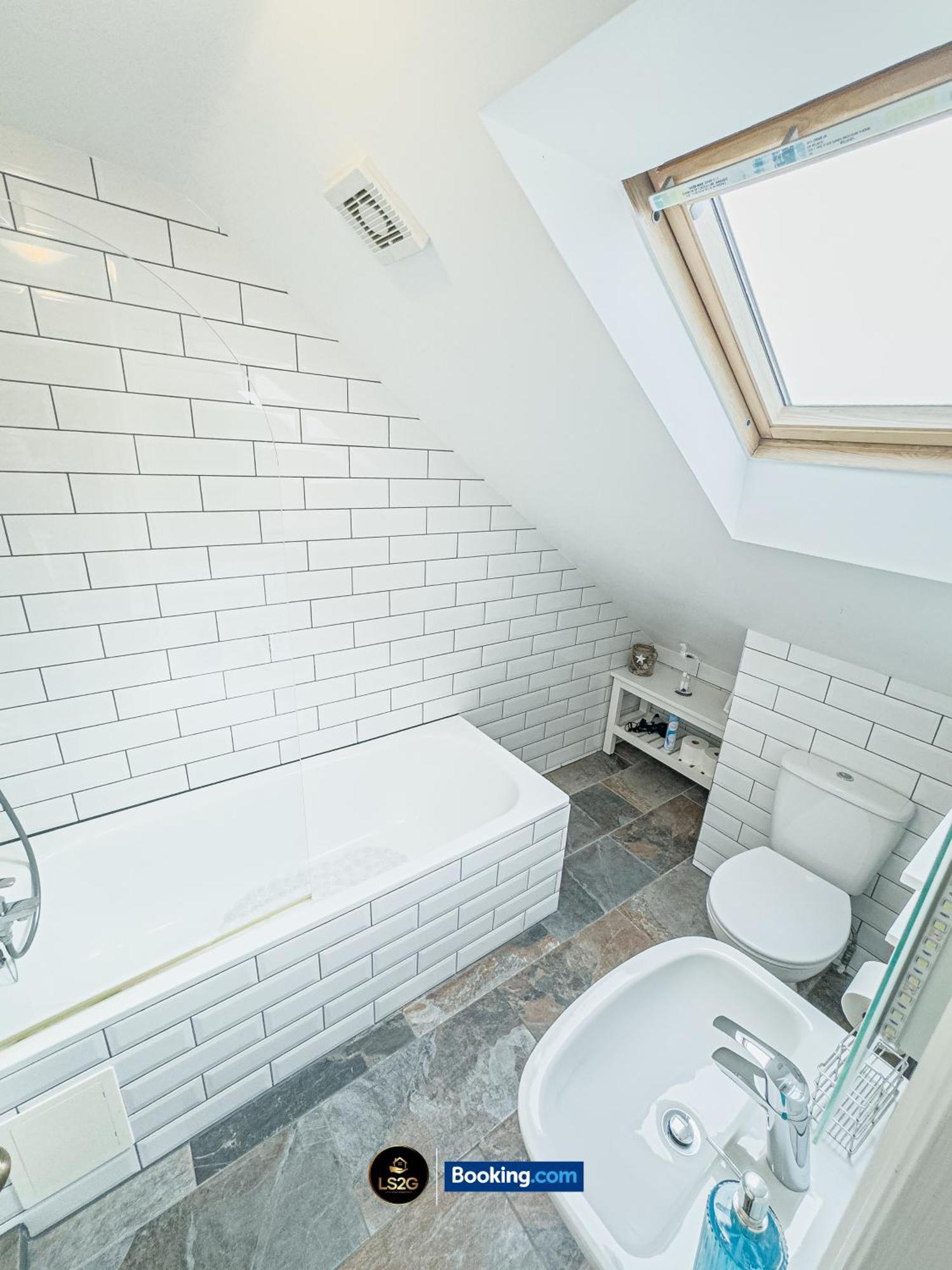 Stunning House By Ls2g Short Lets & Serviced Greater With Free Wifi Holiday home *