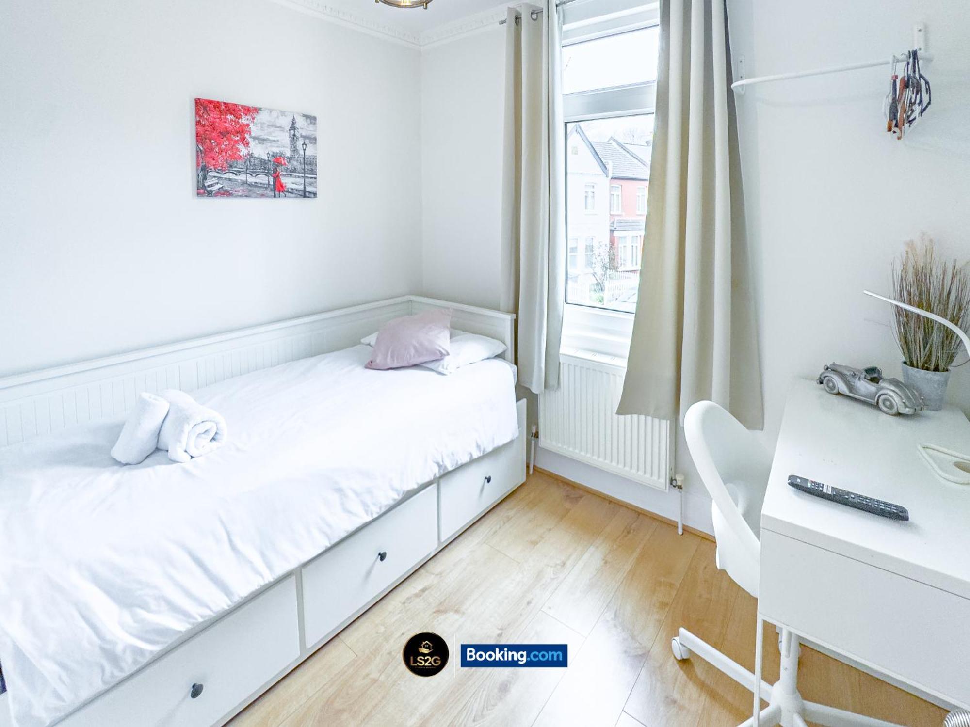 Holiday home Stunning House By Ls2g Short Lets & Serviced Greater With Free Wifi London