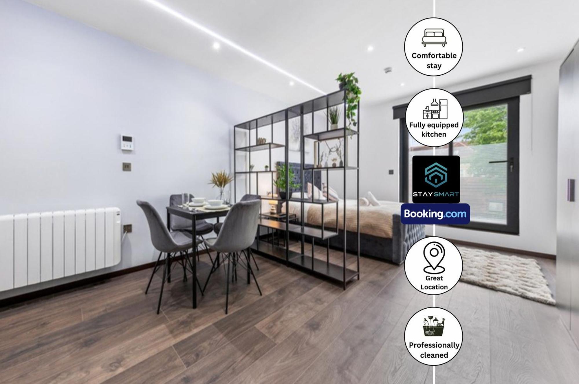 Stylish By Smart Short Lets & Serviced Woodstock With Free Wifi * London