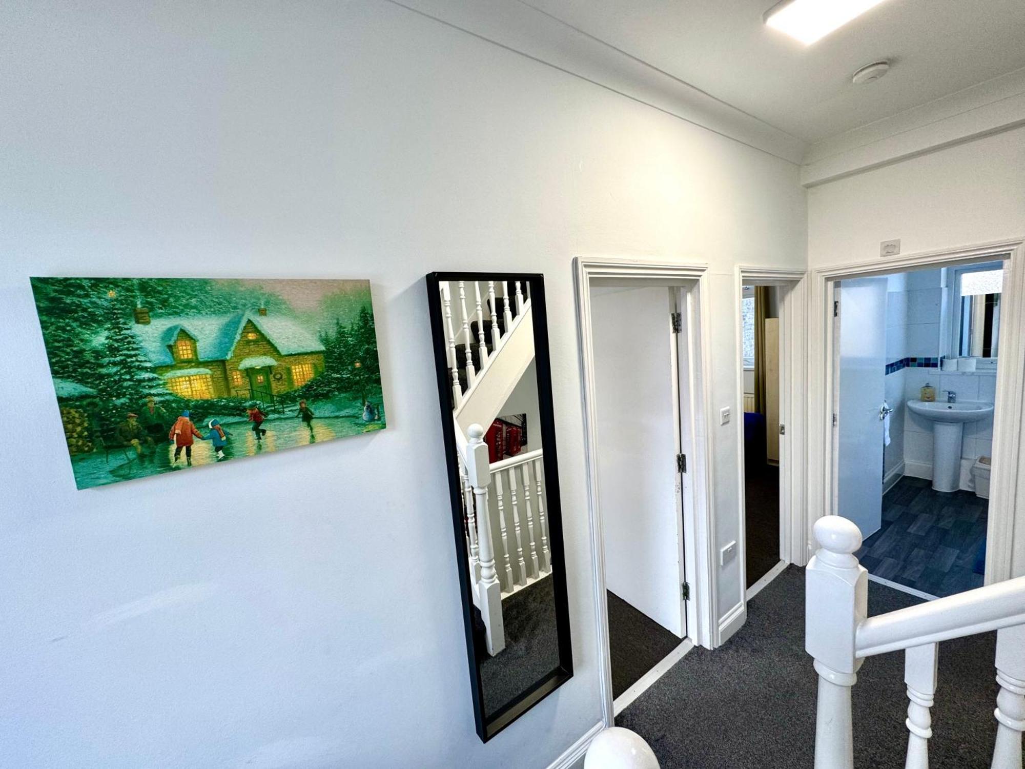 3 Bedrooms Spacious House, Separate Reception, 2 Full Bathrooms, Parking, Garden Casa de férias *
