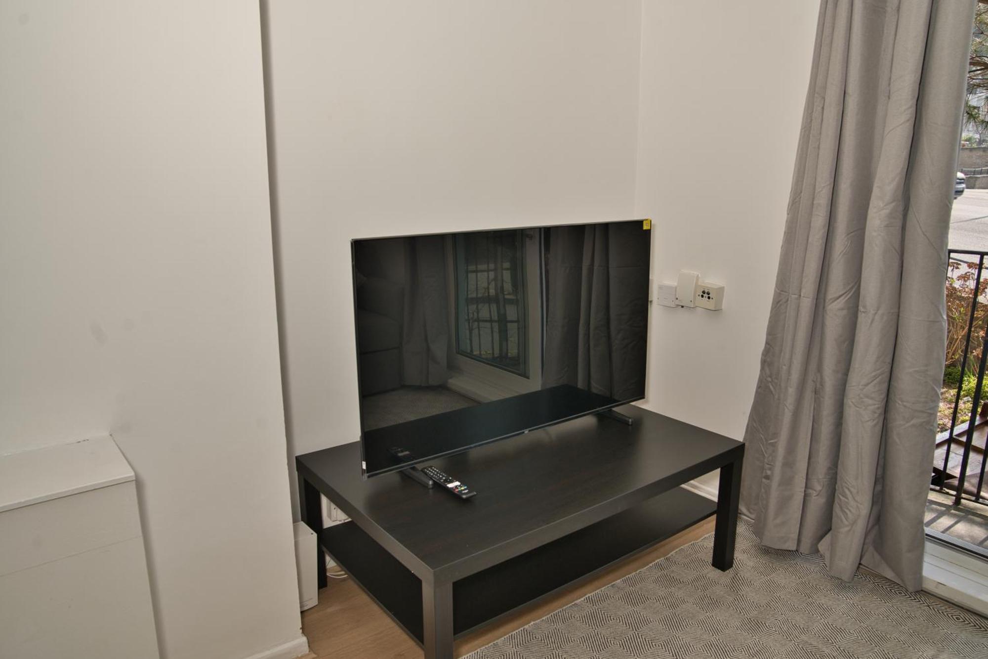 Stunning 4 Bedroom In Swiss Sleeps 10 Apartment *