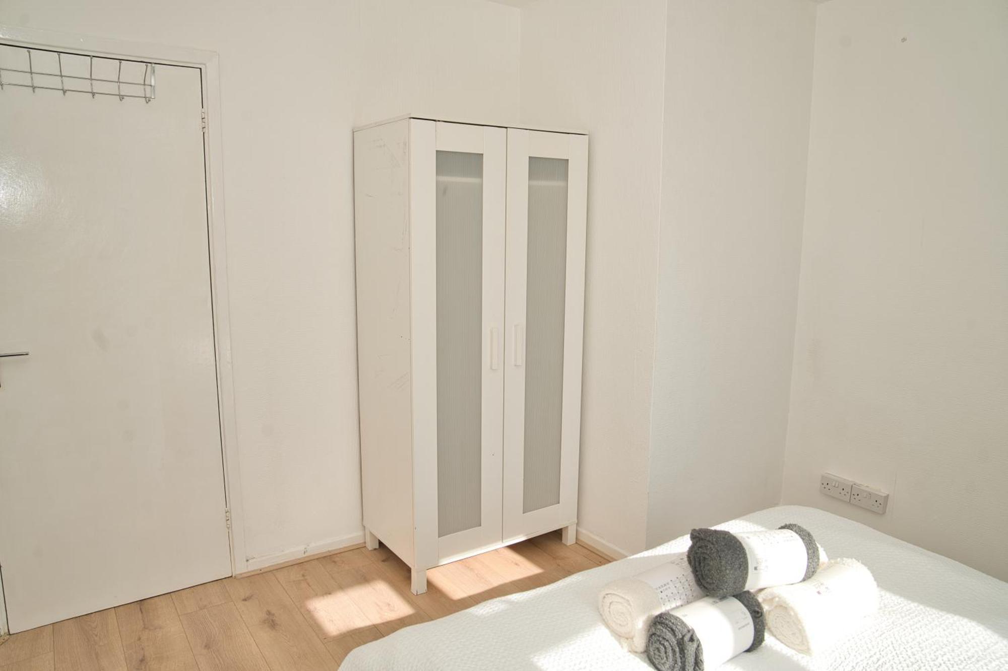 Stunning 4 Bedroom In Swiss Sleeps 10 Apartment *
