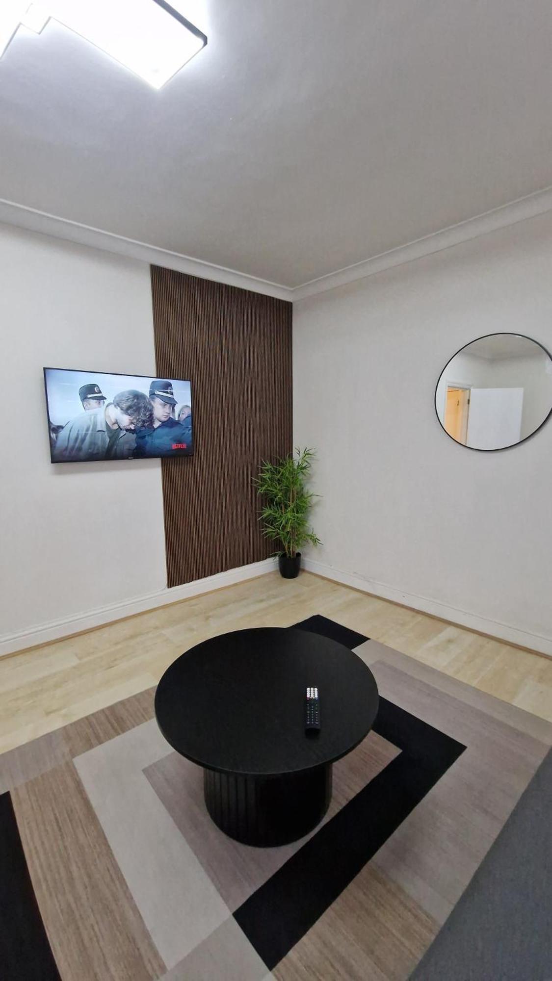 Apartment Luxury Near Tube Station London