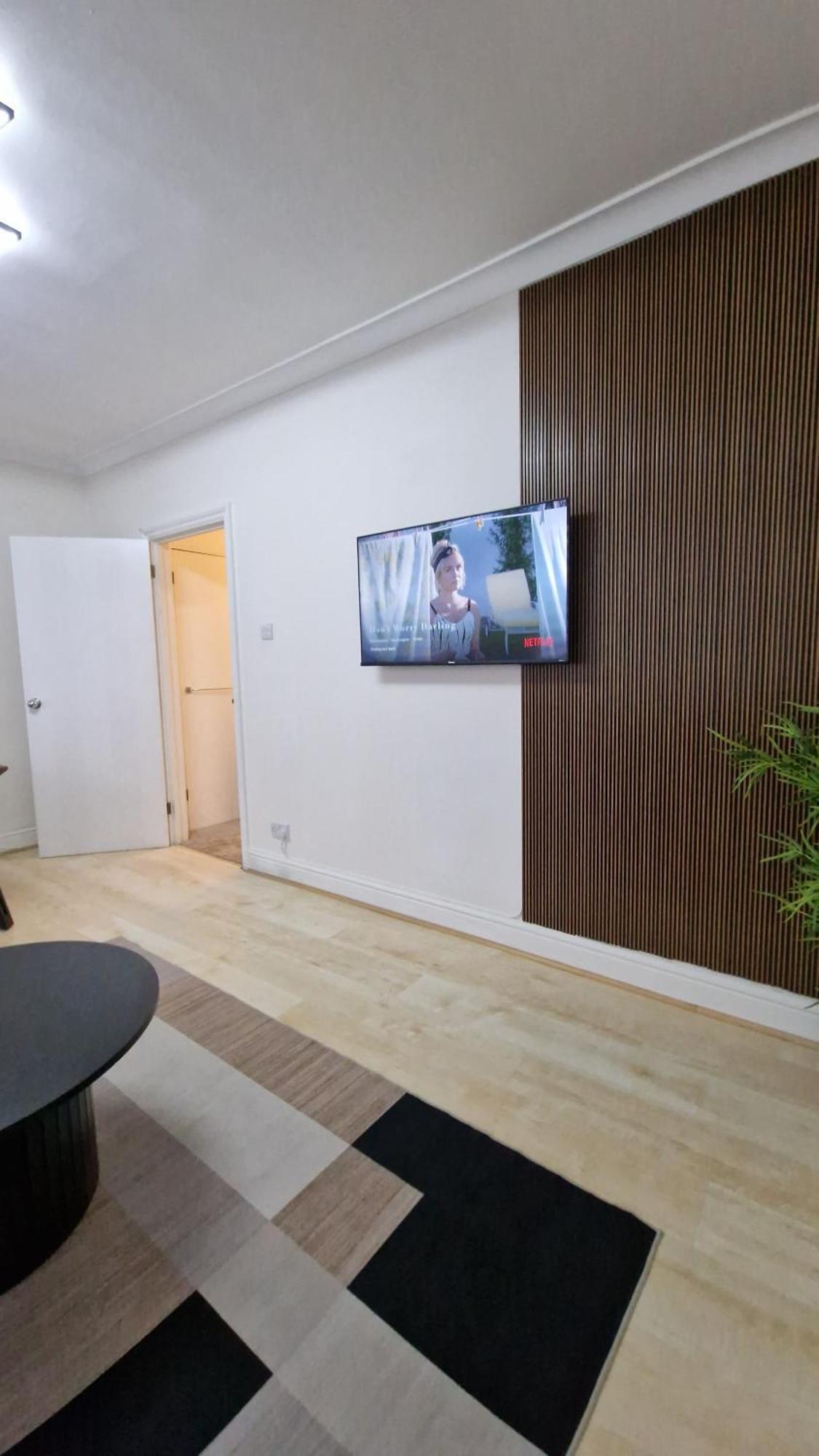Apartment Luxury Near Tube Station London