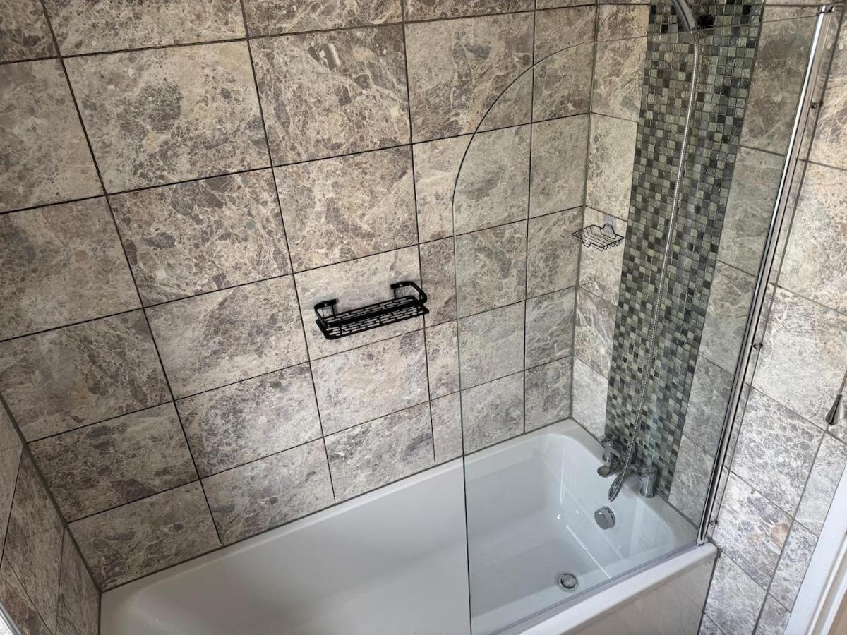 Modern 2 Bedroom Terrace Apartment *