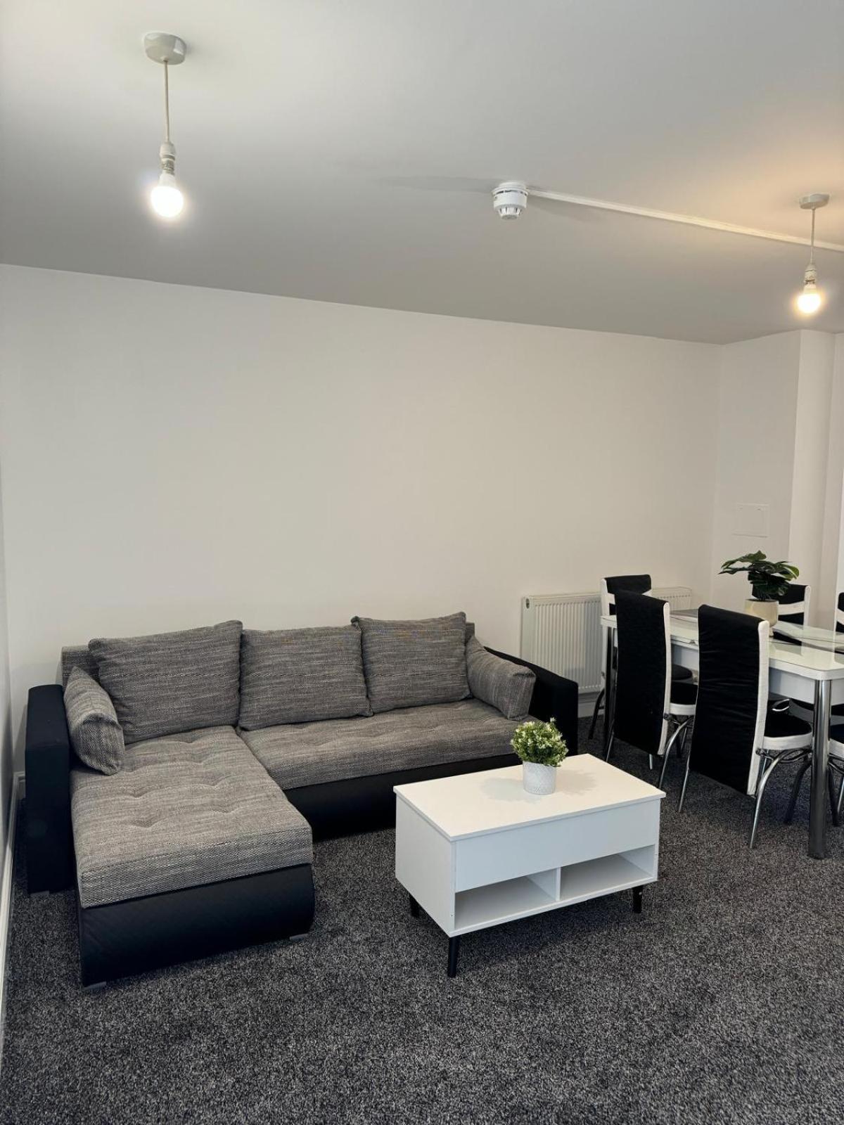 Stylish 4 Bd Ft Ldn Parking Apartment London