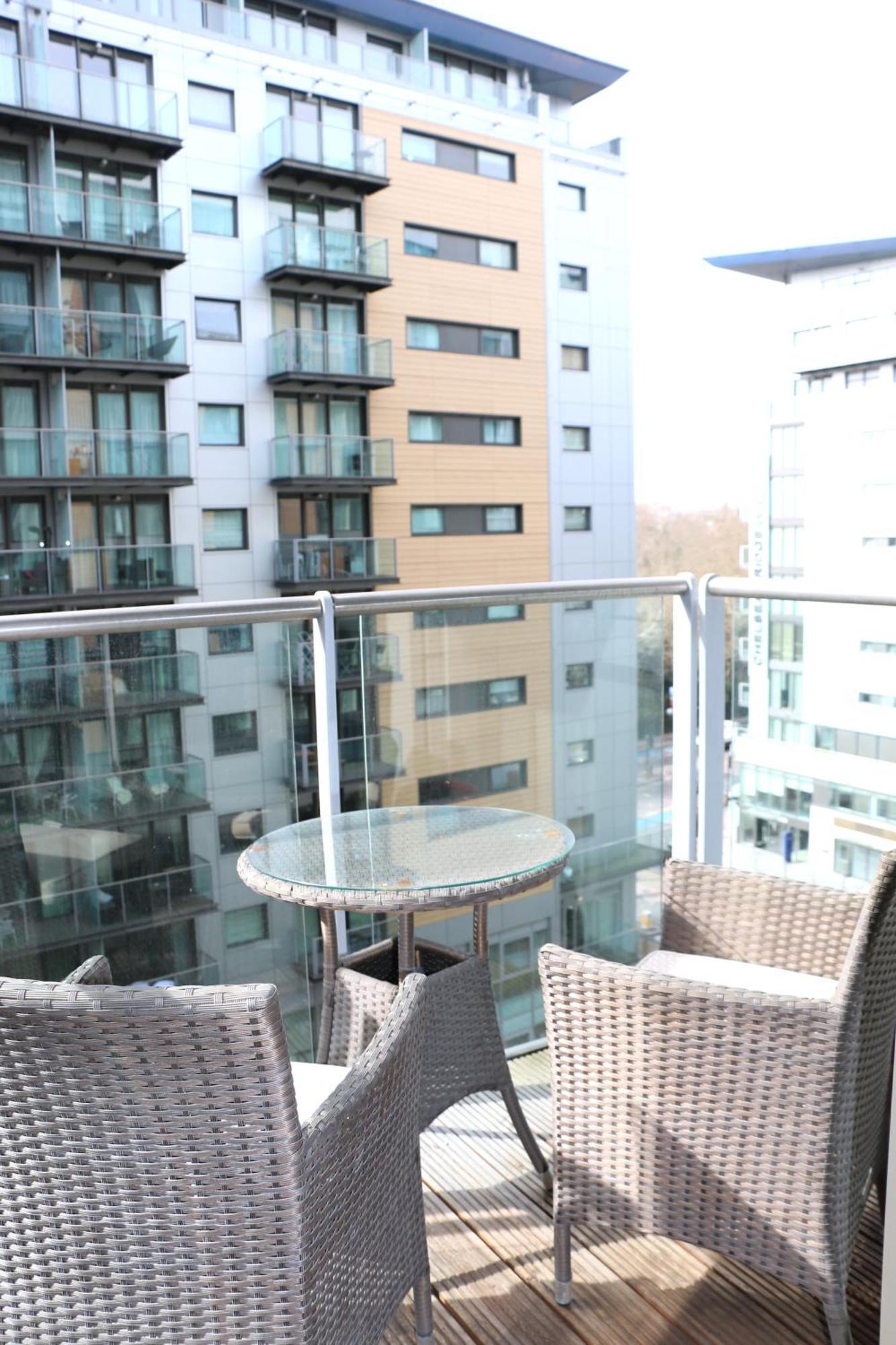 Elegant Designer By Chelsea Bridge & Battersea Power Station Apartment