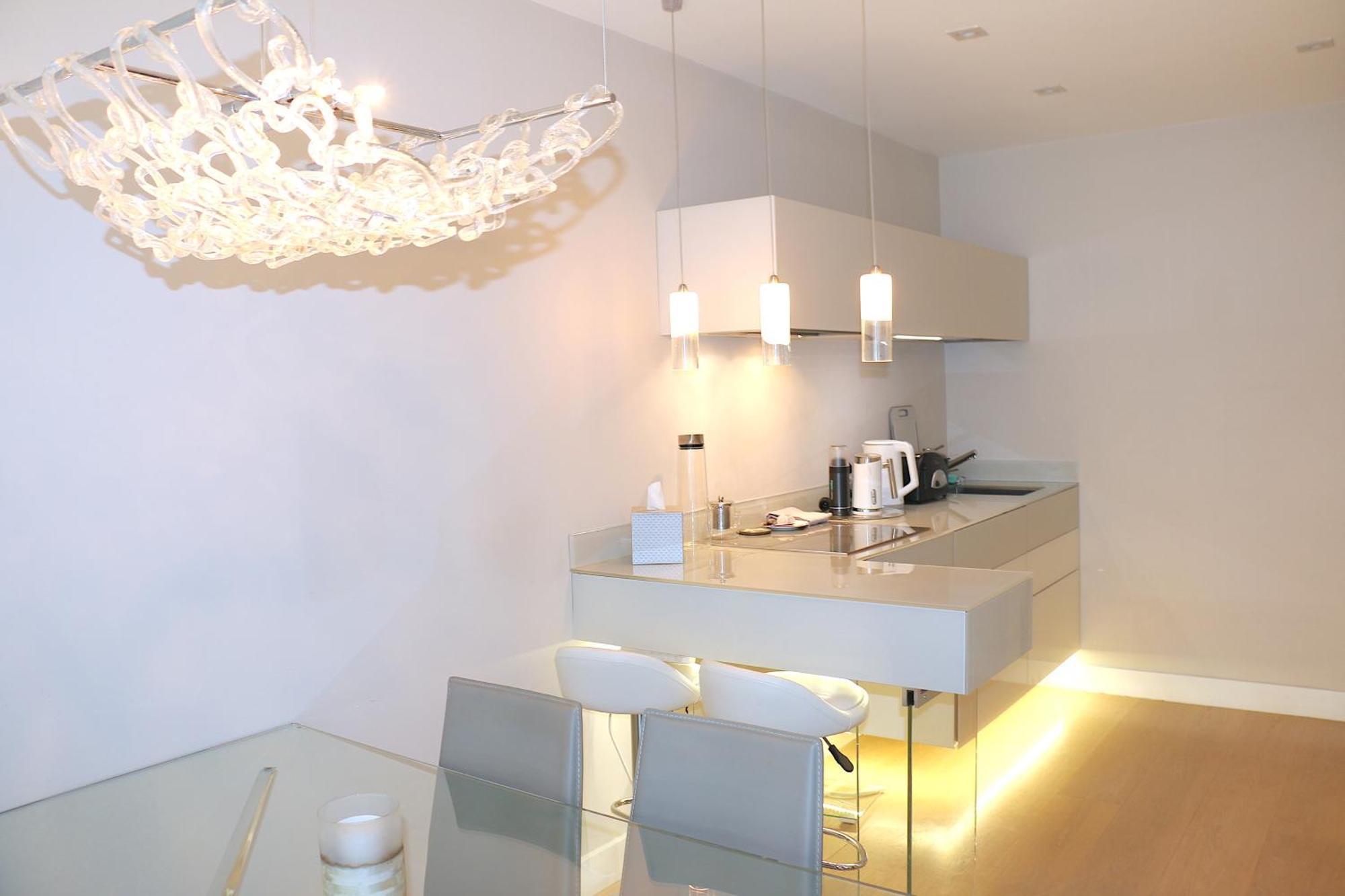 Elegant Designer By Chelsea Bridge & Battersea Power Station Apartment