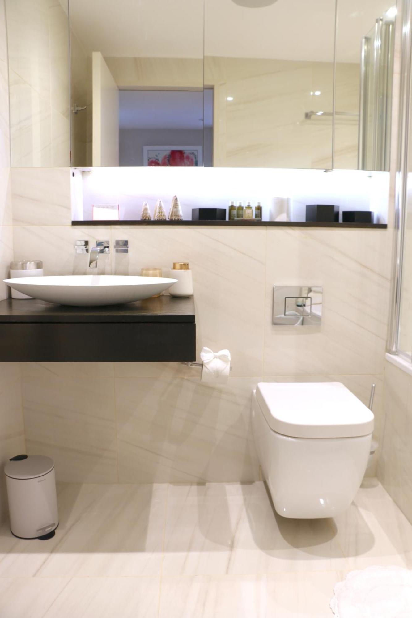 Elegant Designer By Chelsea Bridge & Battersea Power Station Apartment *