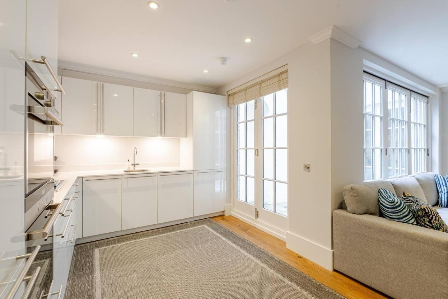Lavish Designer 3 Bed Near Oxford Street Apartment London