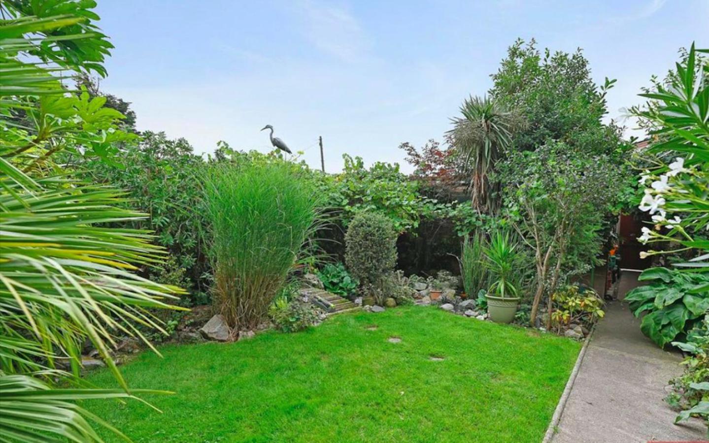 House For 7, Garden With Pond, 20min From Heathrow Holiday home *