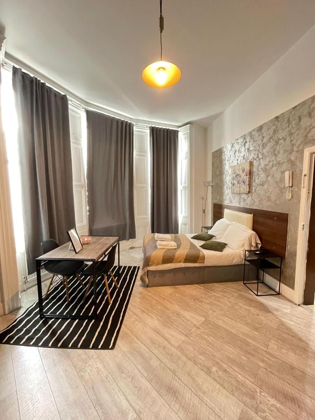 Cromwell Apartment *