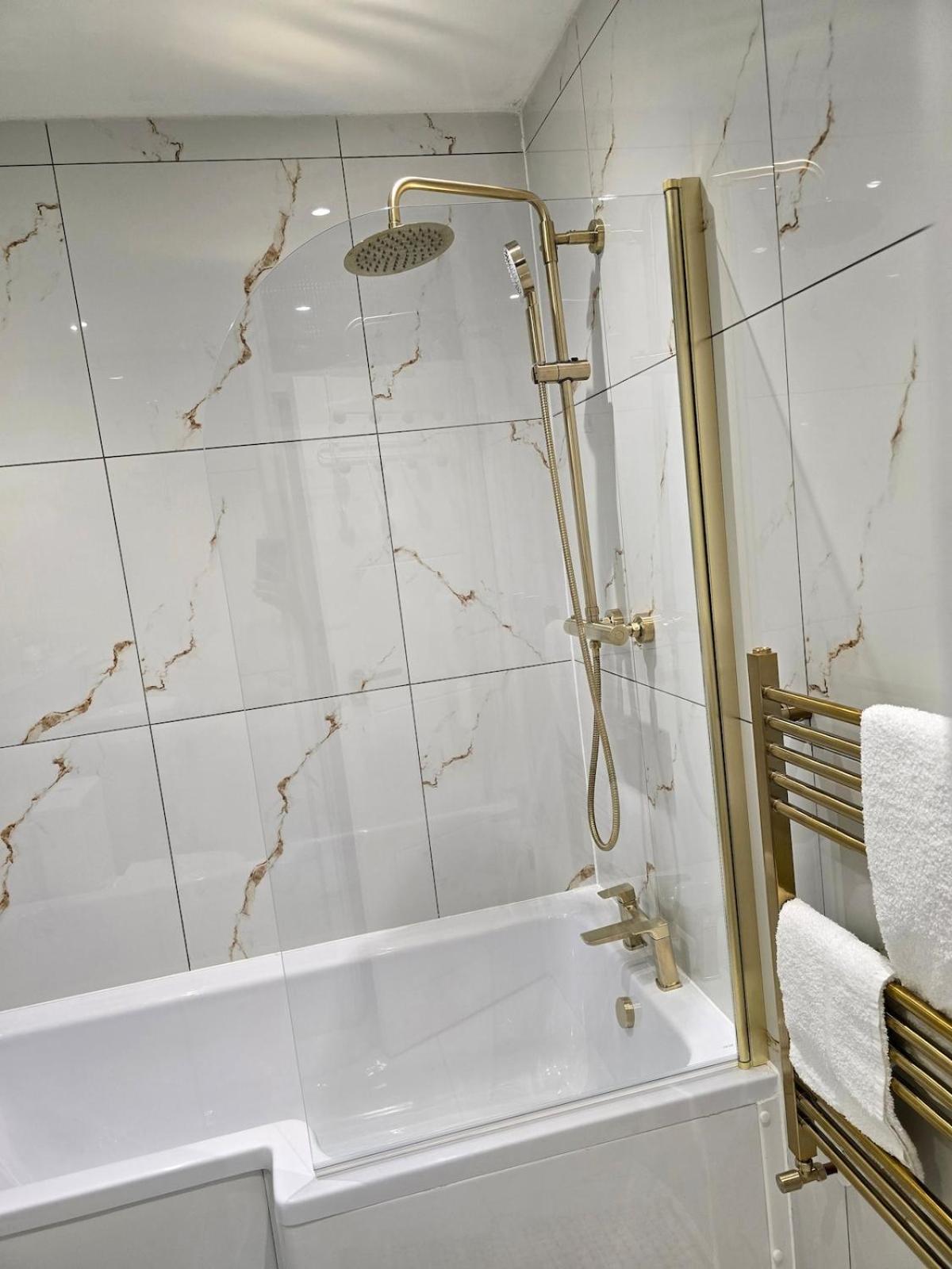 Contemporary & Spacious 1bd - Fireplace With Modern Comforts Apartment *