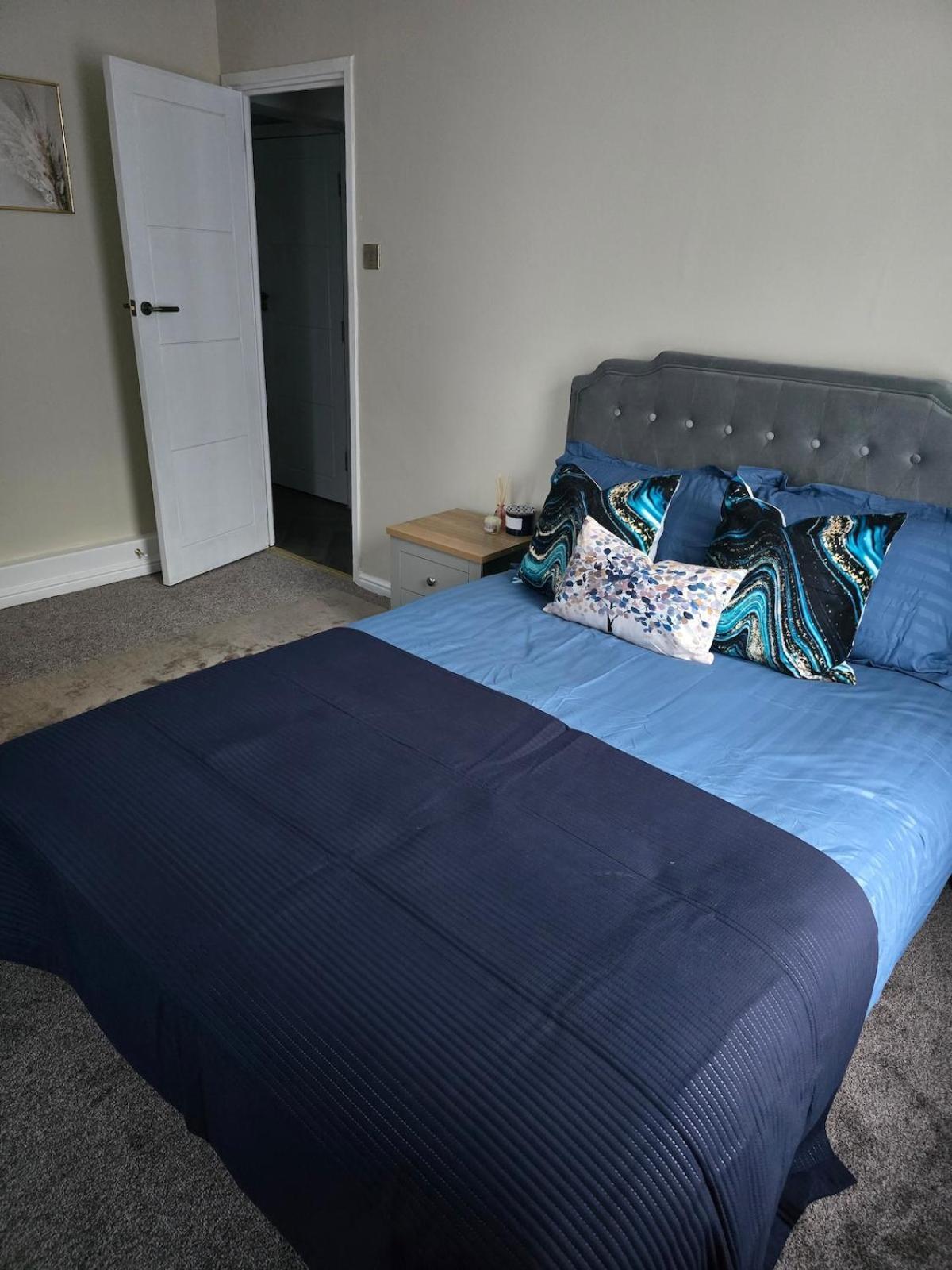 Contemporary & Spacious 1bd - Fireplace With Modern Comforts * London