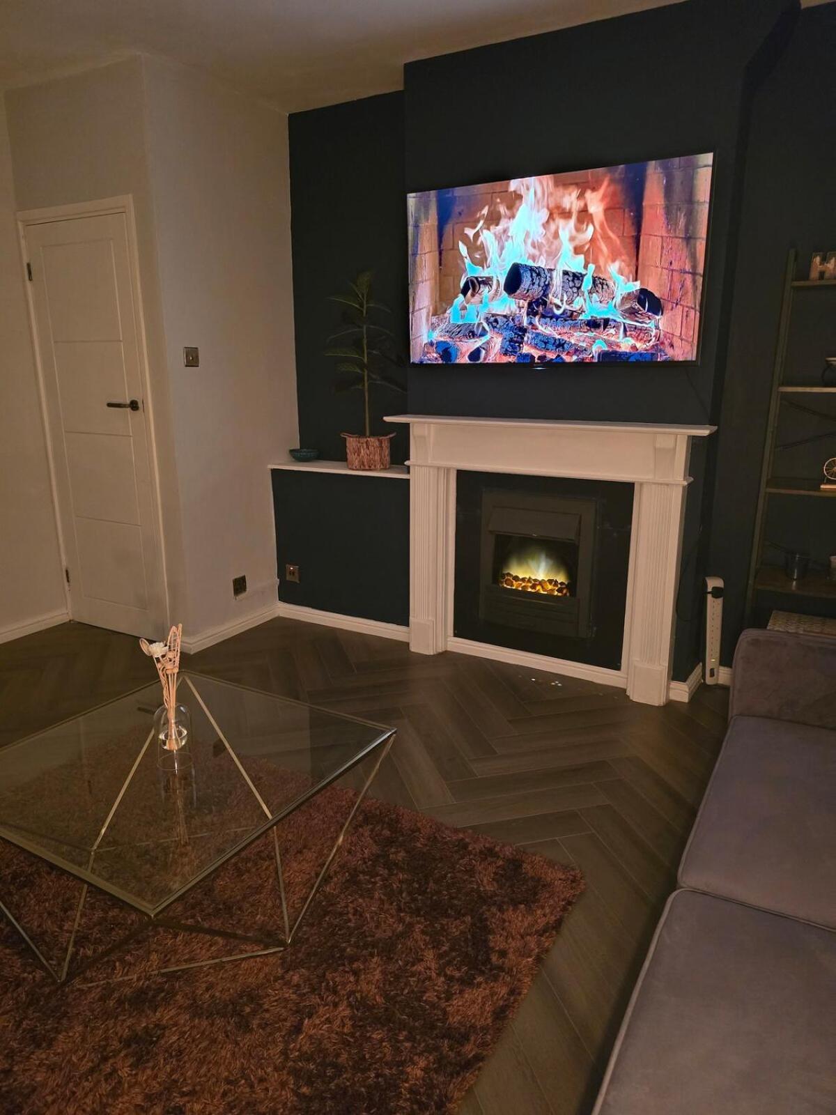Contemporary & Spacious 1bd - Fireplace With Modern Comforts Apartment *