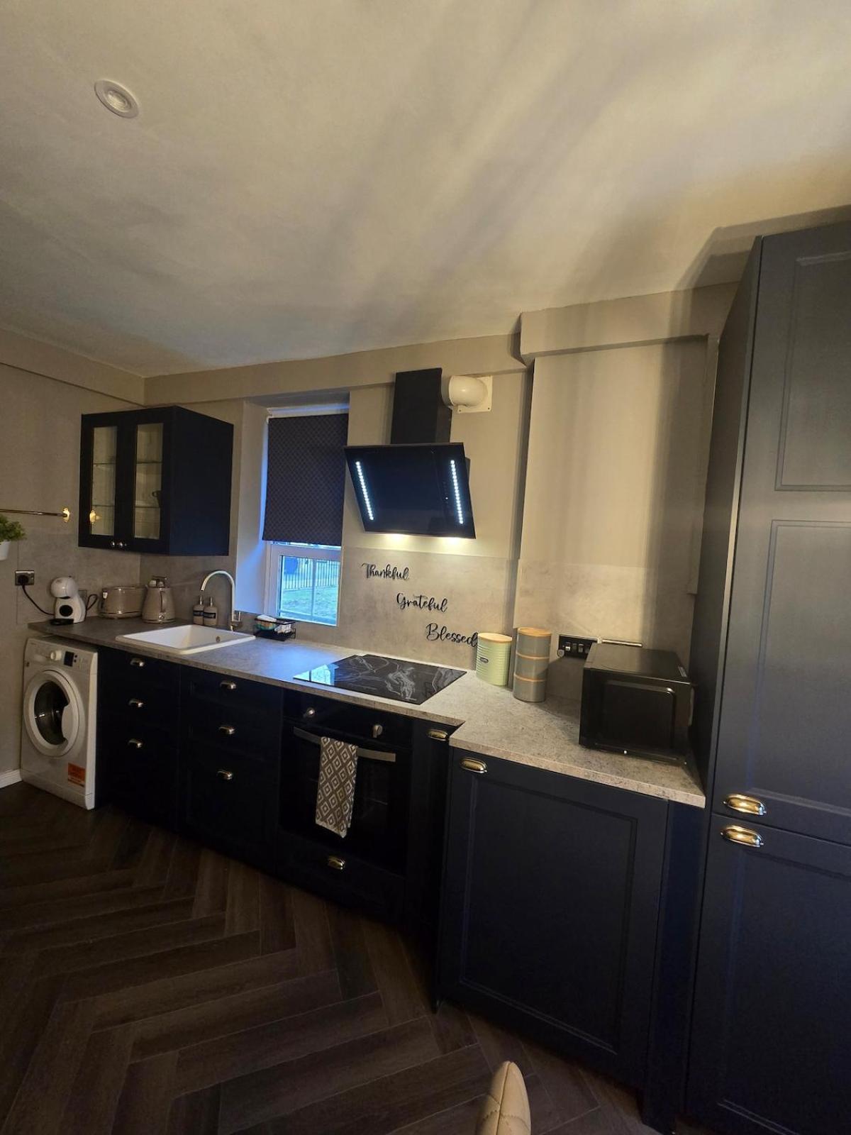 Contemporary & Spacious 1bd - Fireplace With Modern Comforts Apartment *