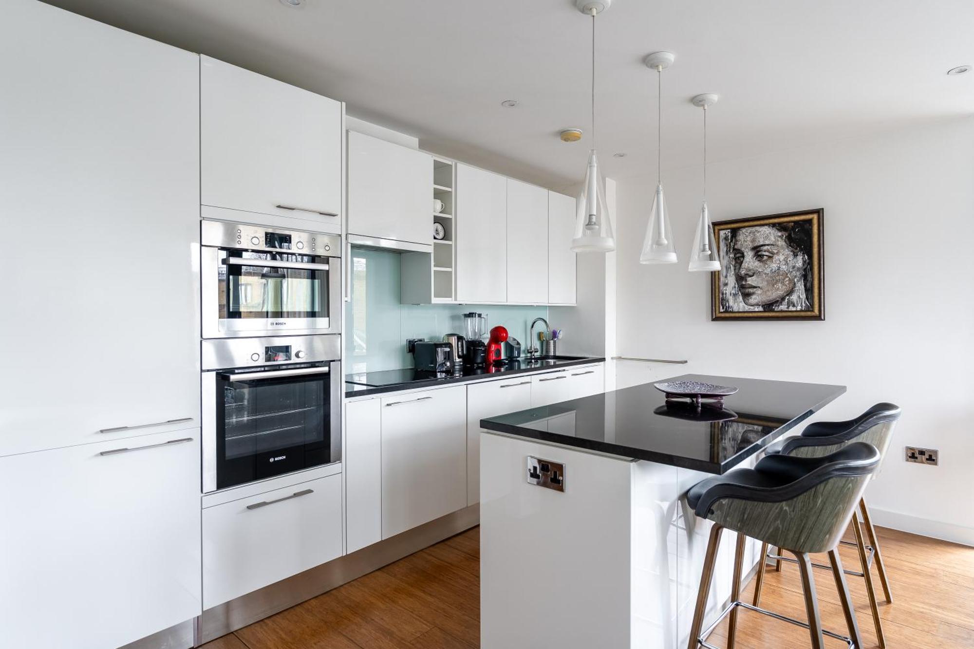 Apartment Modern, Stylishly Furnished Apartment, With Wrap Around Balcony In Notting Hill London
