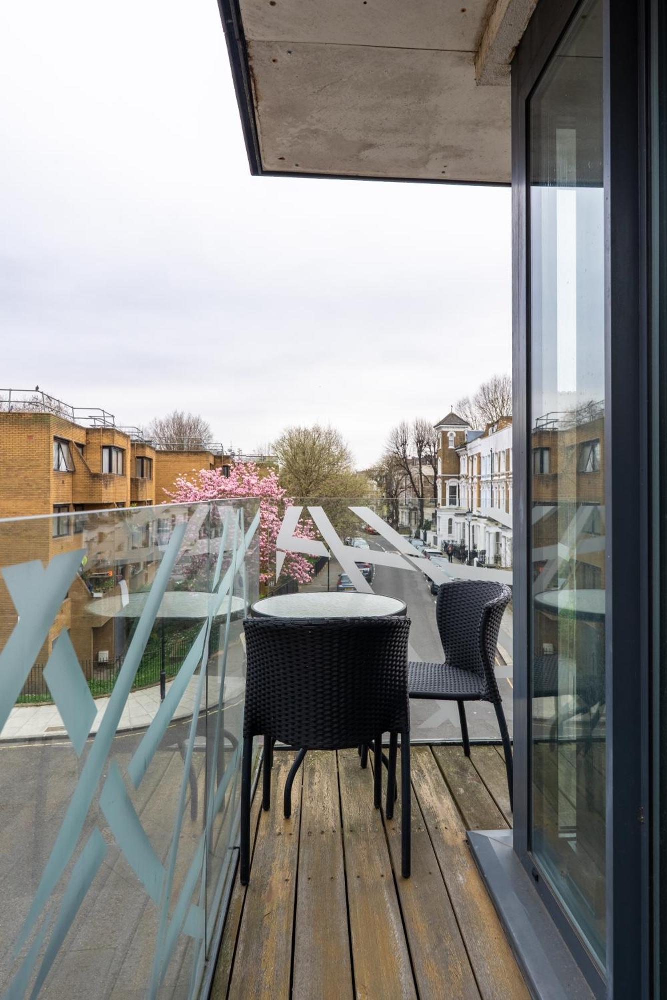 Modern, Stylishly Furnished Apartment, With Wrap Around Balcony In Notting Hill London
