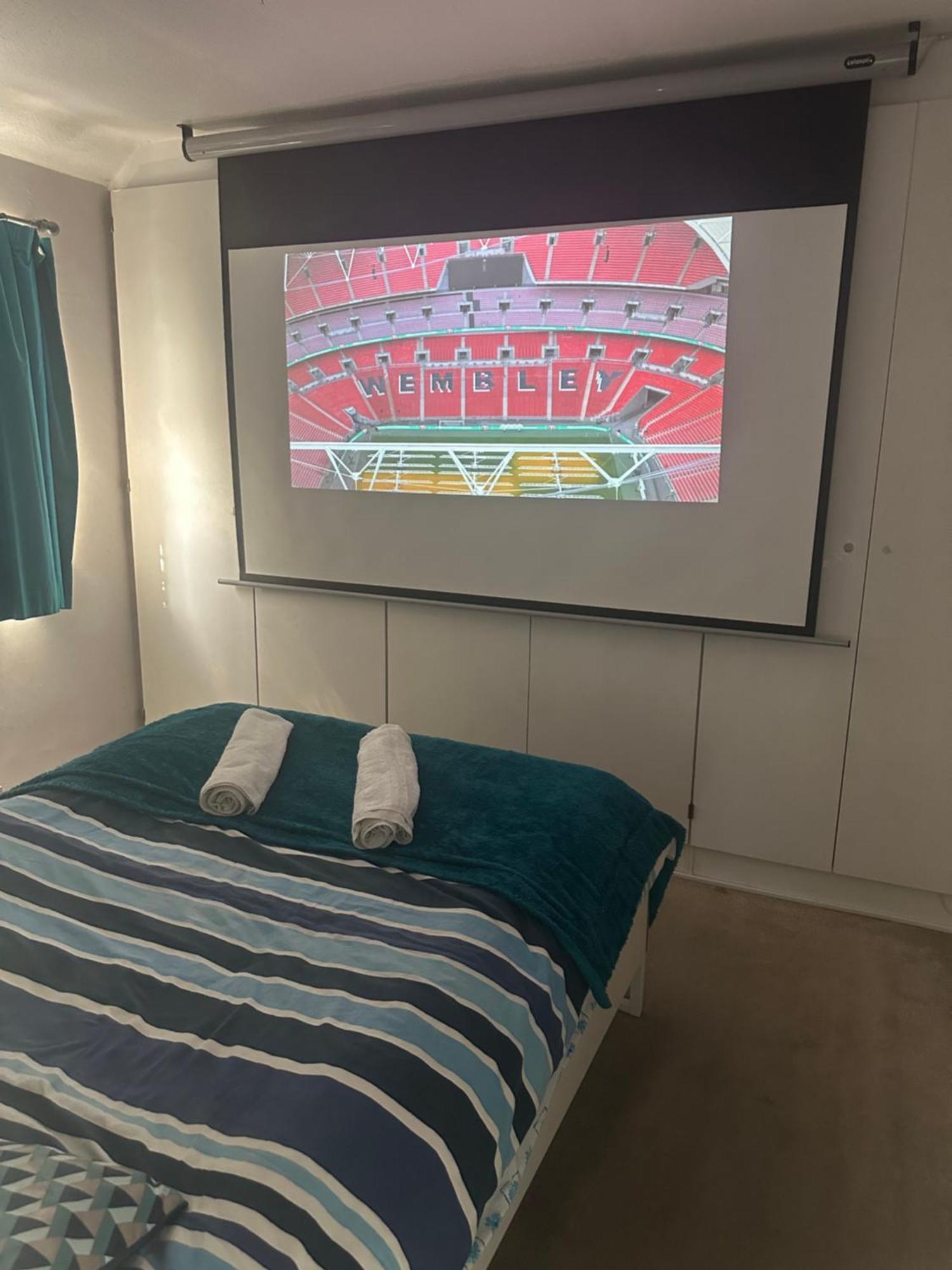 Homestay Private Cinema Minutes From Wembley Stadium *