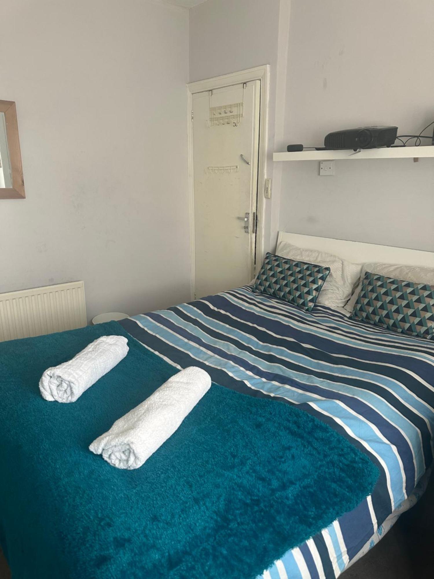 Homestay Private Cinema Minutes From Wembley Stadium *