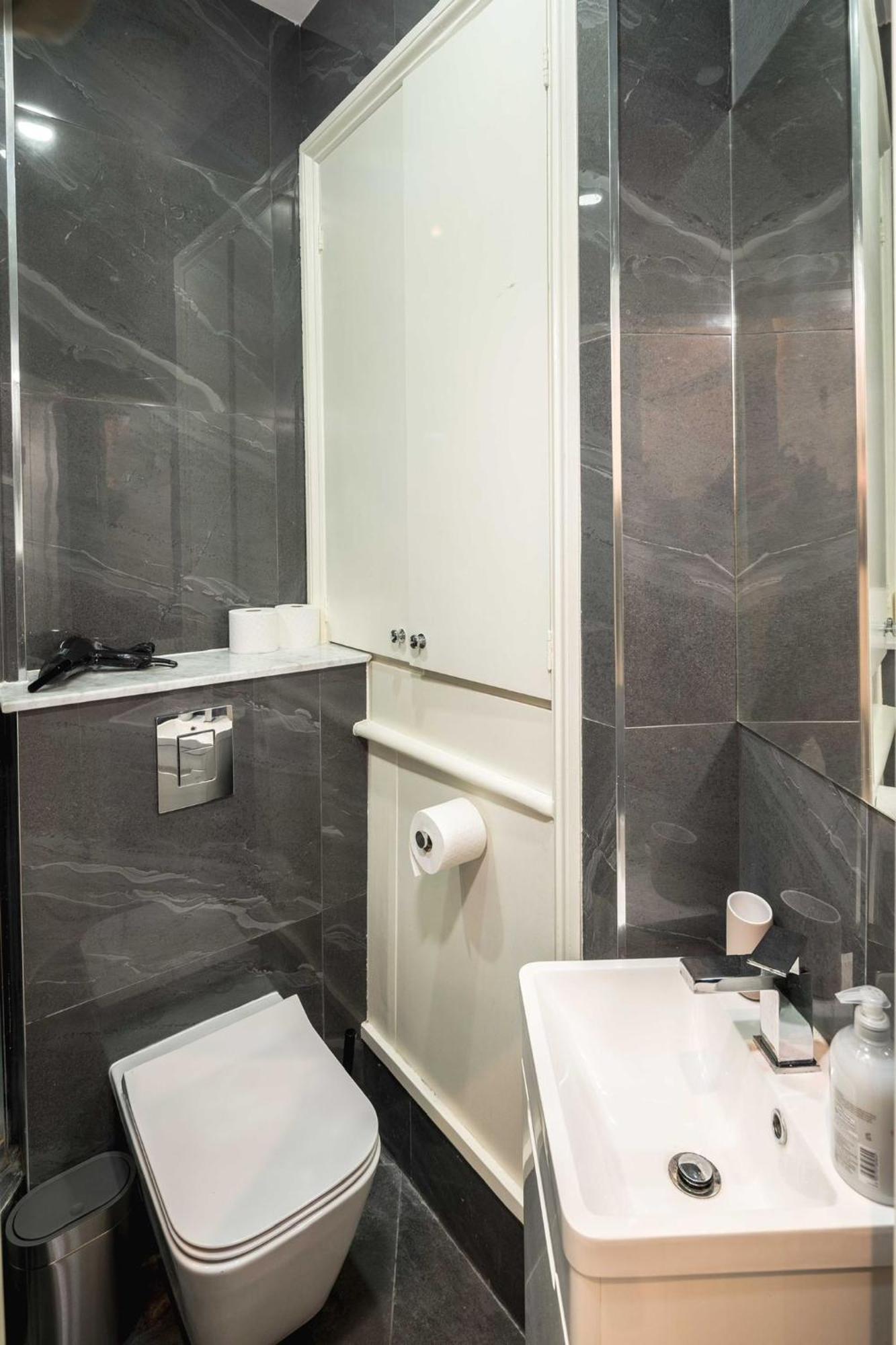 Charming 2 Bedroom, Kensington, Chelsea, Harrods Apartment London