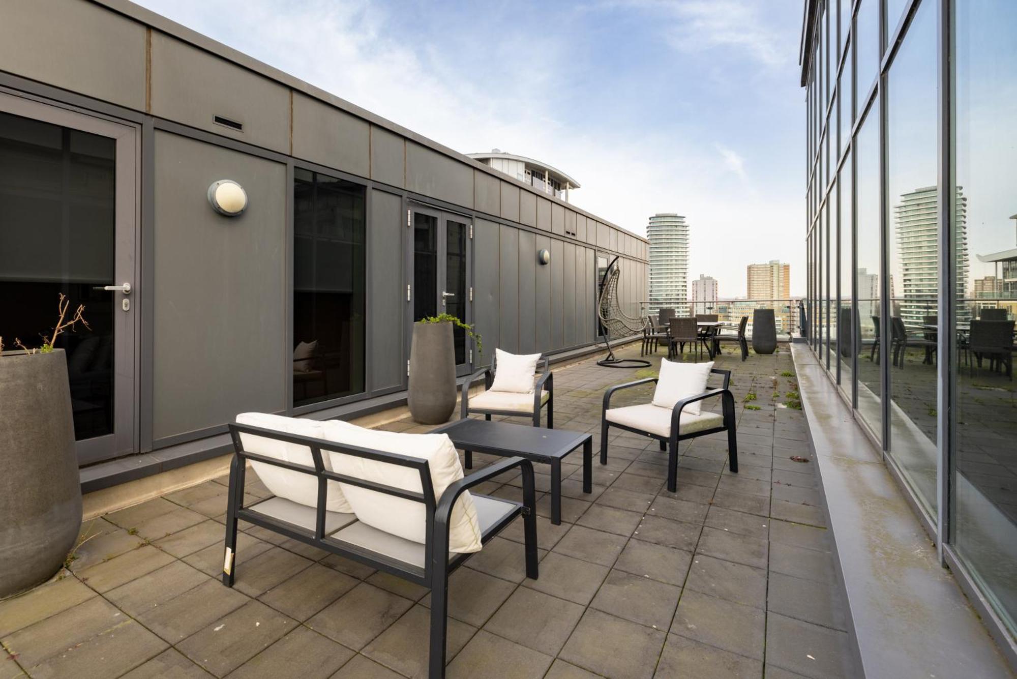 The Riverside - 3bdr With Balcony Apartment *