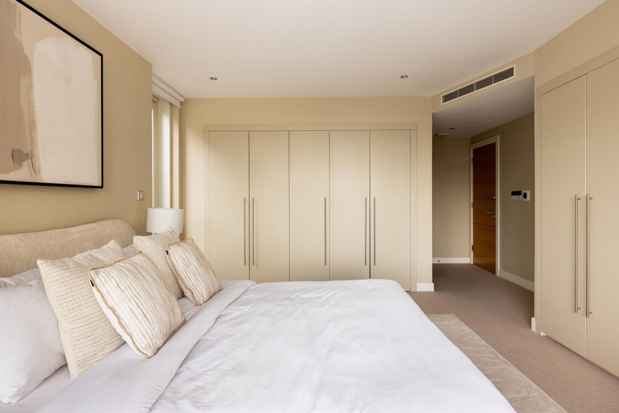 The Riverside - 3bdr With Balcony Apartment London