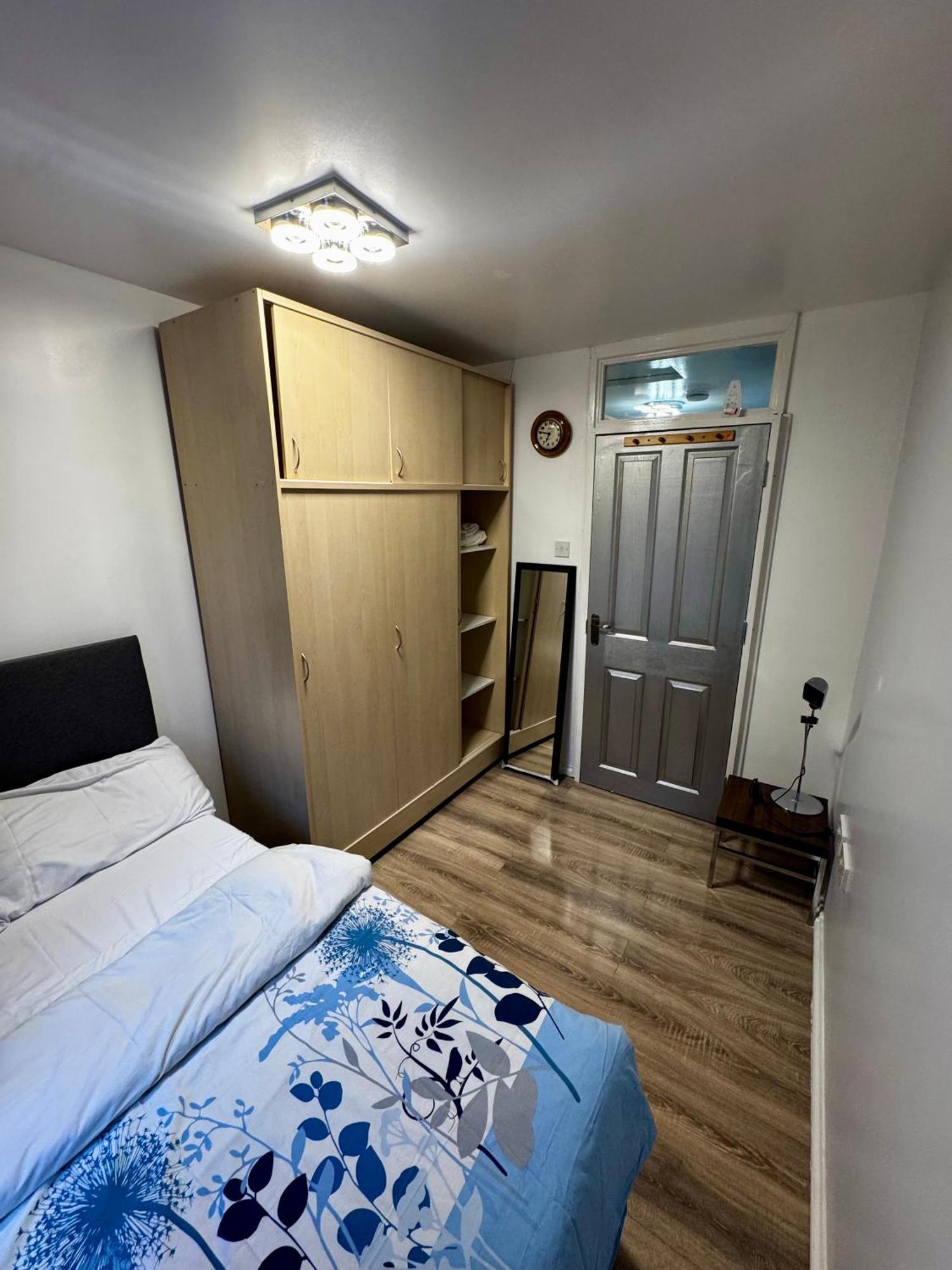 Small-budget Double Bedroom - Shared Bathroom Privatunterkunft