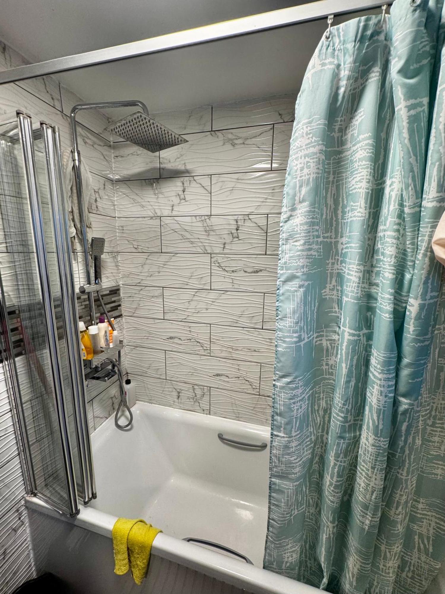 Small-budget Double Bedroom - Shared Bathroom Privatunterkunft *