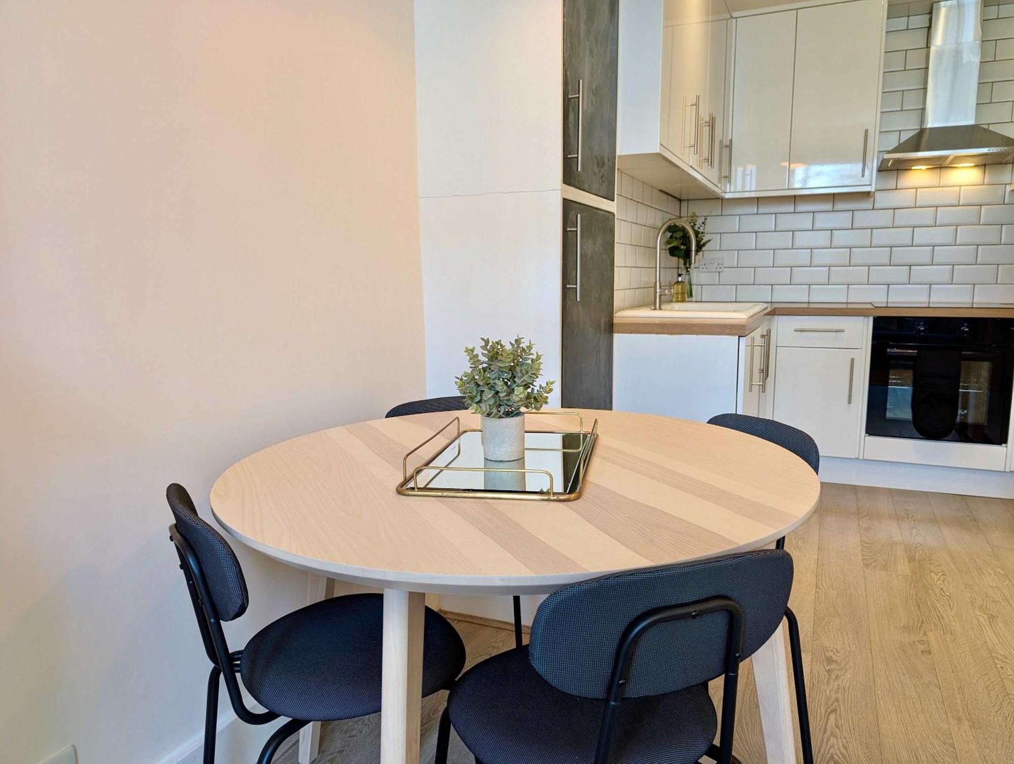 Stunning Flat With Free Parking London