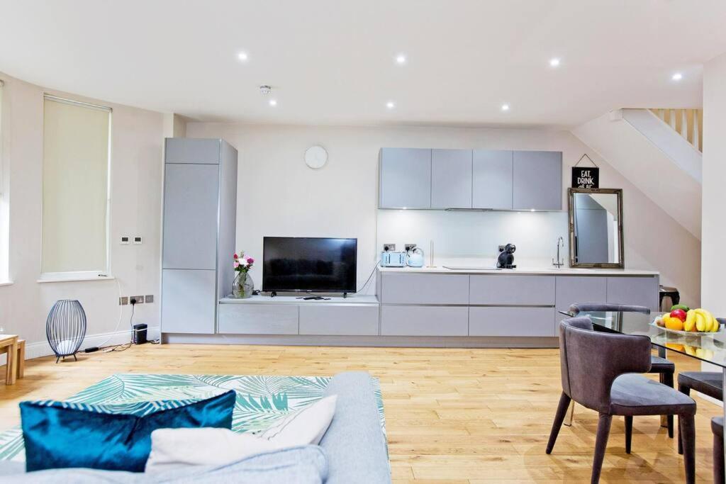 Stylish 1-bedroom Duplex In Kensington Cromwell 1 Apartment