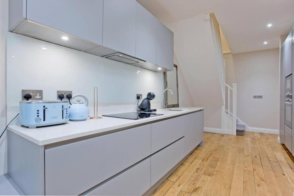 Stylish 1-bedroom Duplex In Kensington Cromwell 1 *
