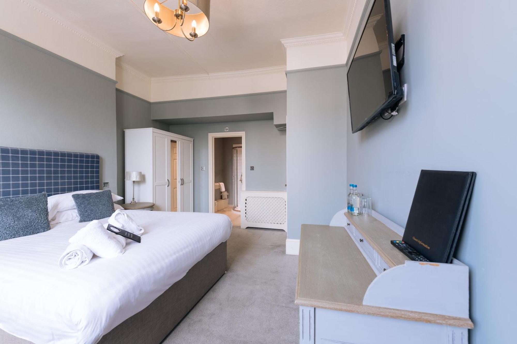 Guest house The Crown Pub & 4*