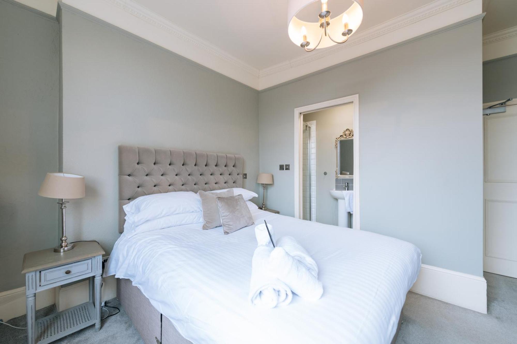 Guest house The Crown Pub & 4*