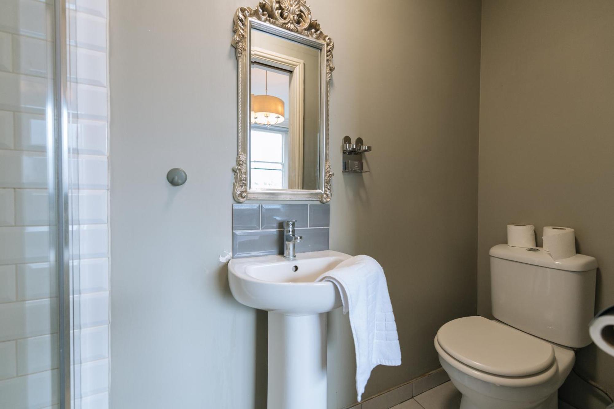 Guest house The Crown Pub & 4*