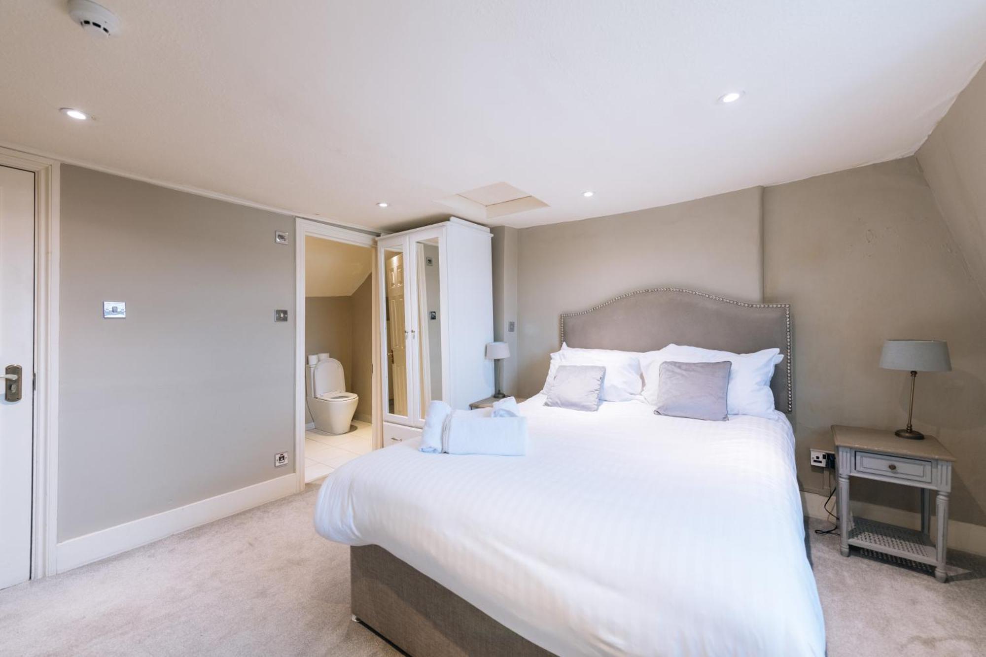 Guest house The Crown Pub & 4*