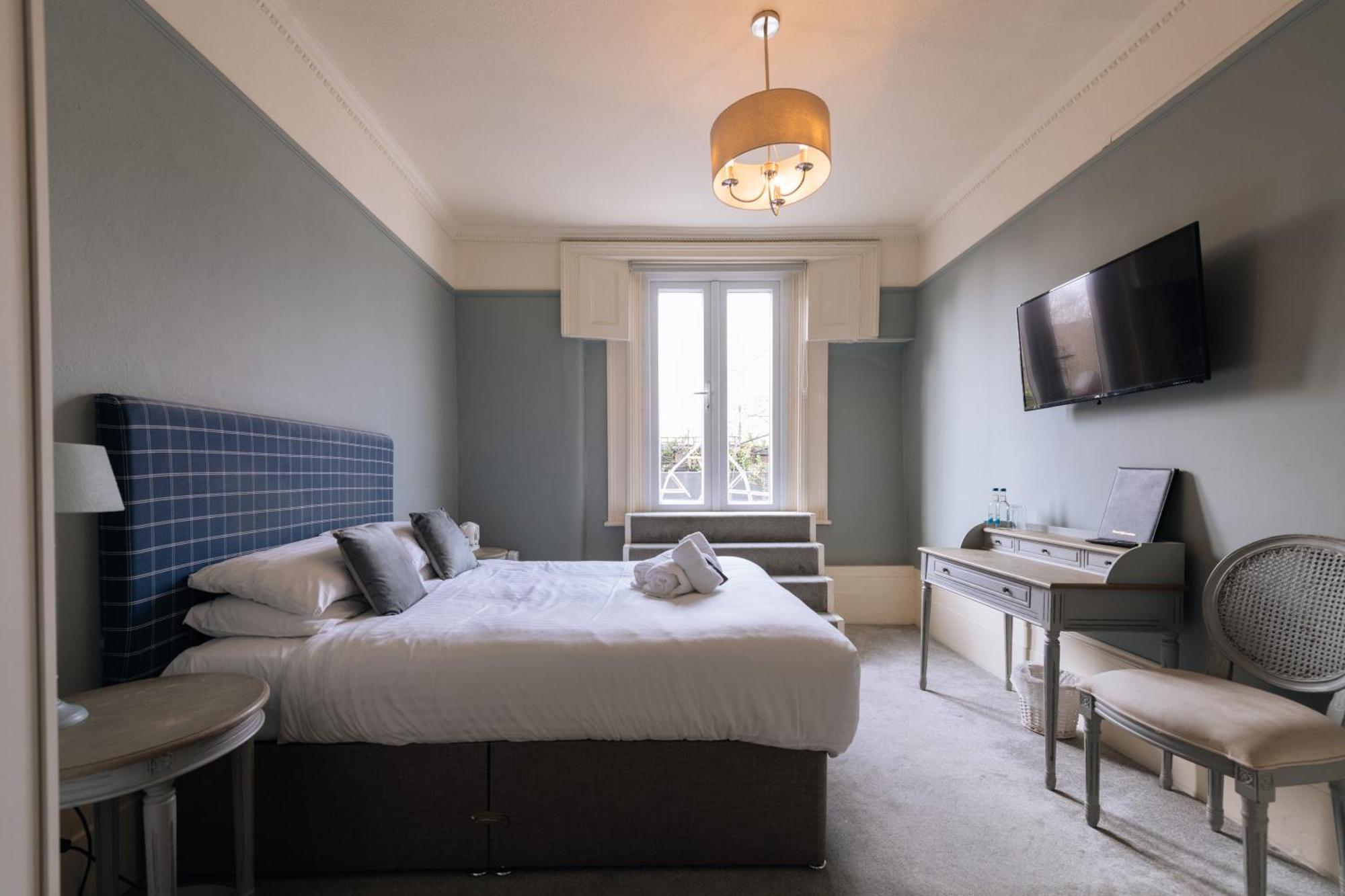 The Crown Pub & 4* London