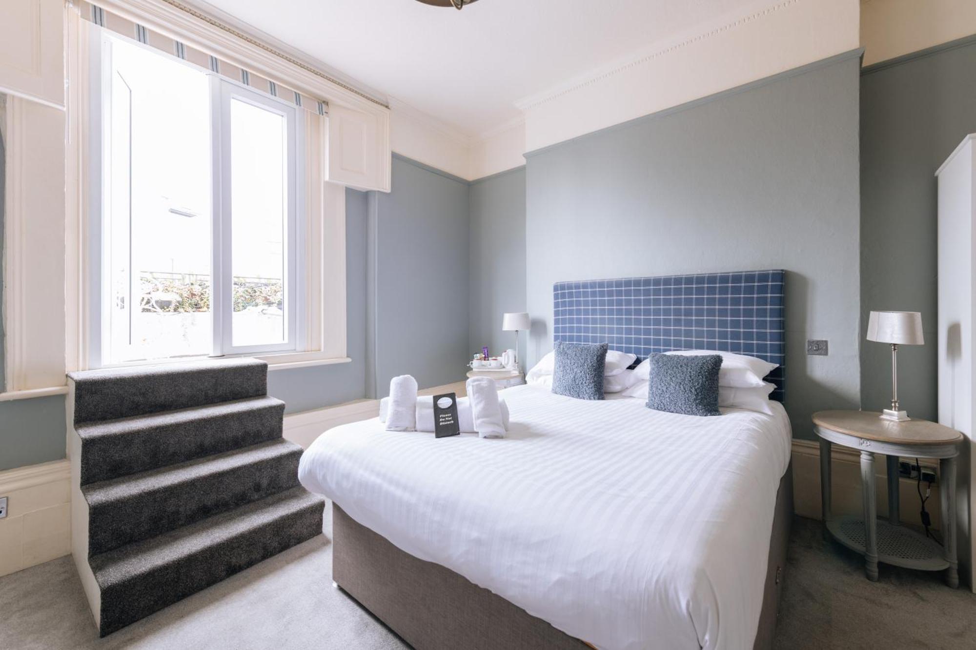 Guest house The Crown Pub & 4*