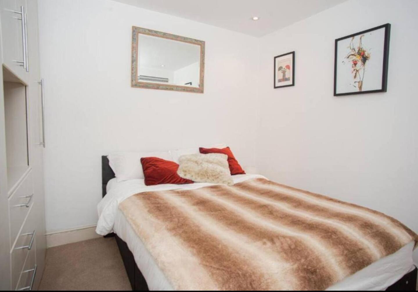 Apartment Niru Experience Serene Garden Haven Duplex London