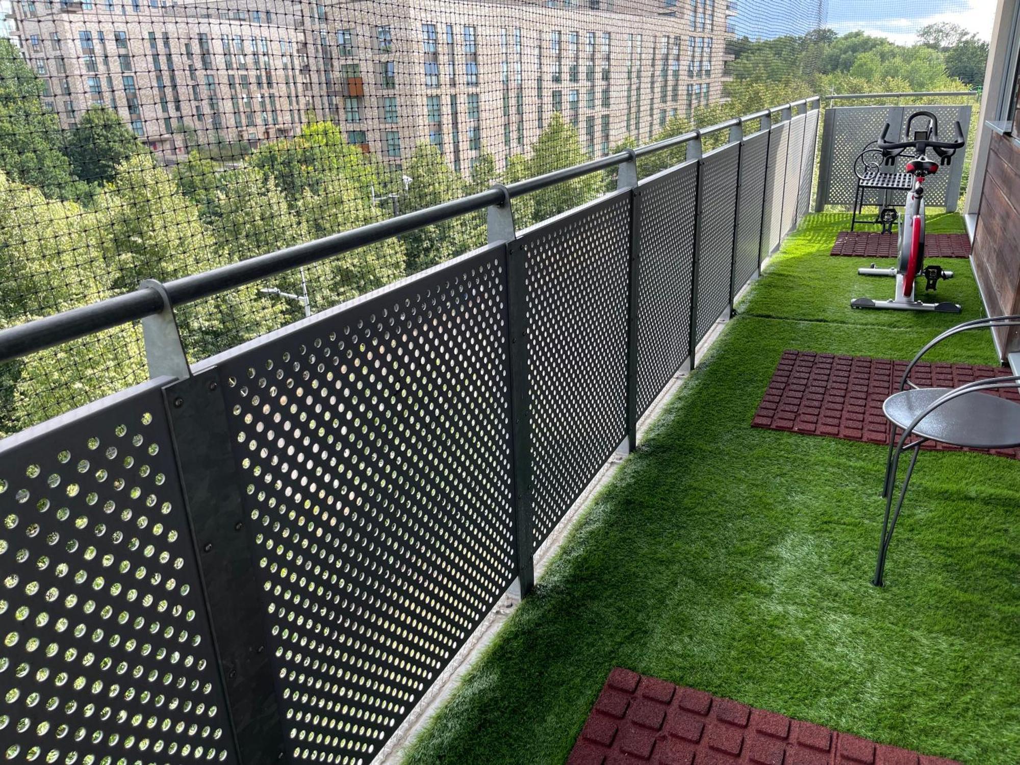 Waterfall Oasis: Luxury Wembley With Parking Apartment *
