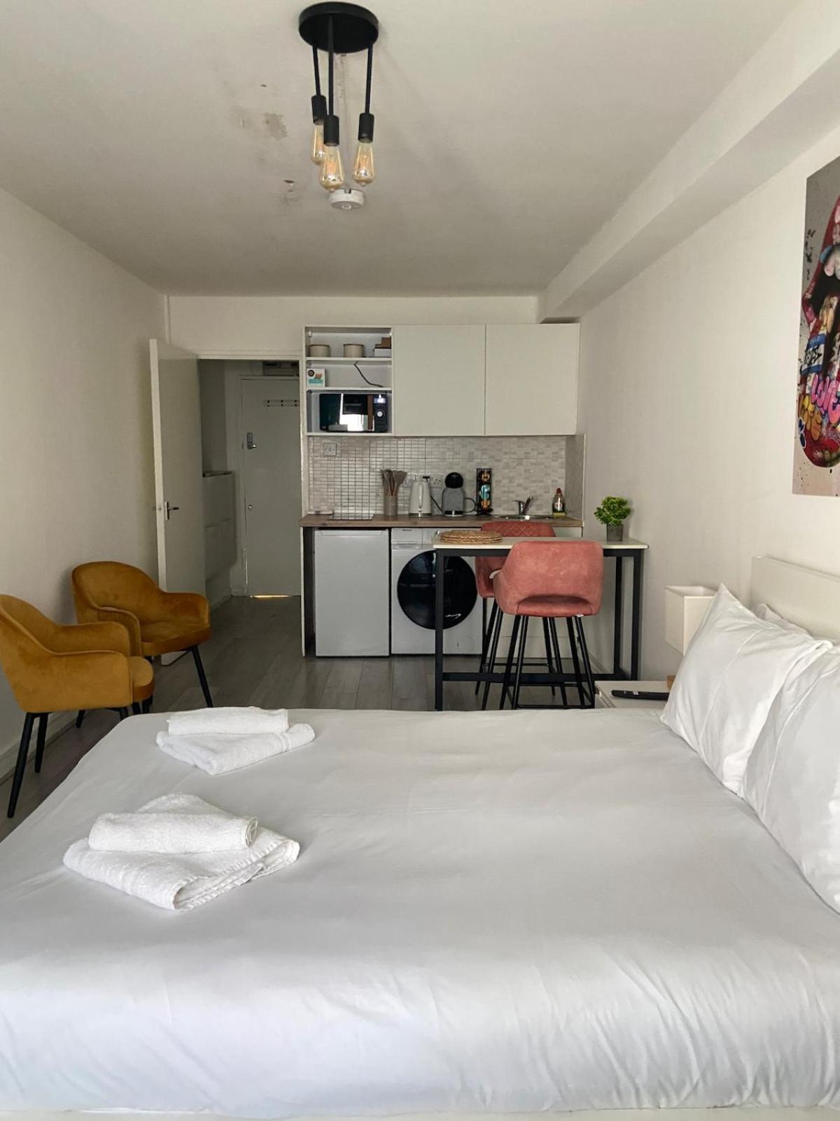 Serviced Apartment *