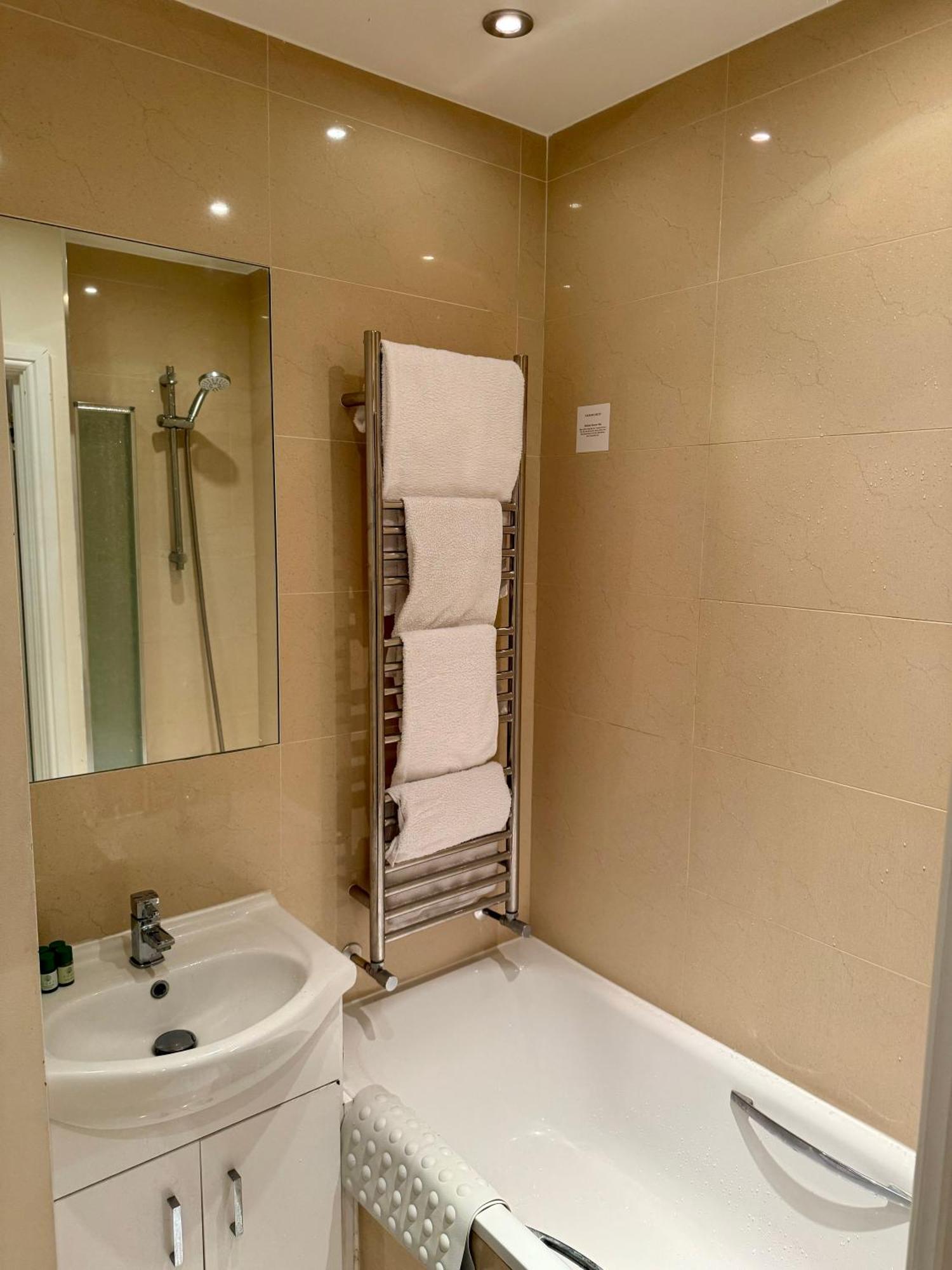 1 Bedroom With Sofa Bed Chelsea Apartment London