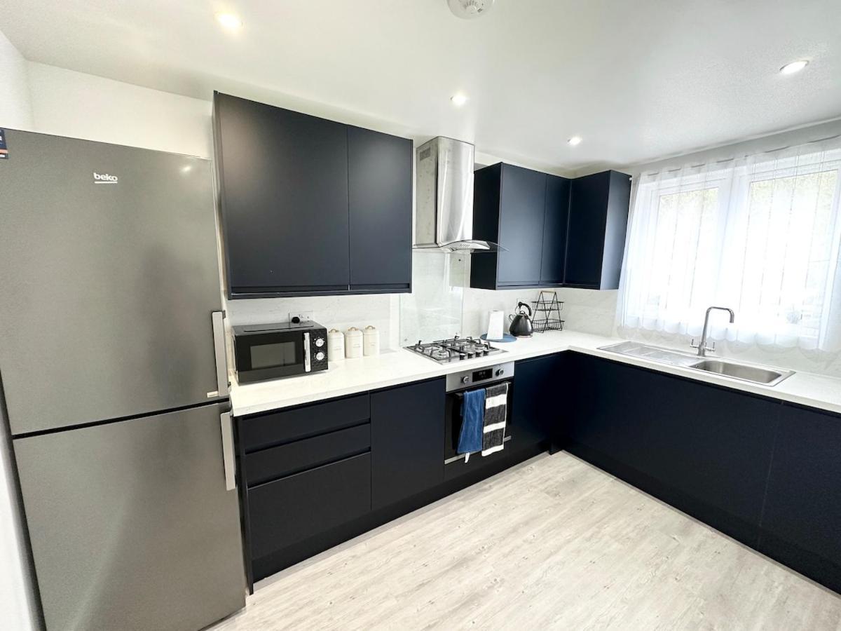 Holiday home 3bed 2bath House-free Parking-hi Speed Wifi-garden-entire Home-2mins From Train Station London