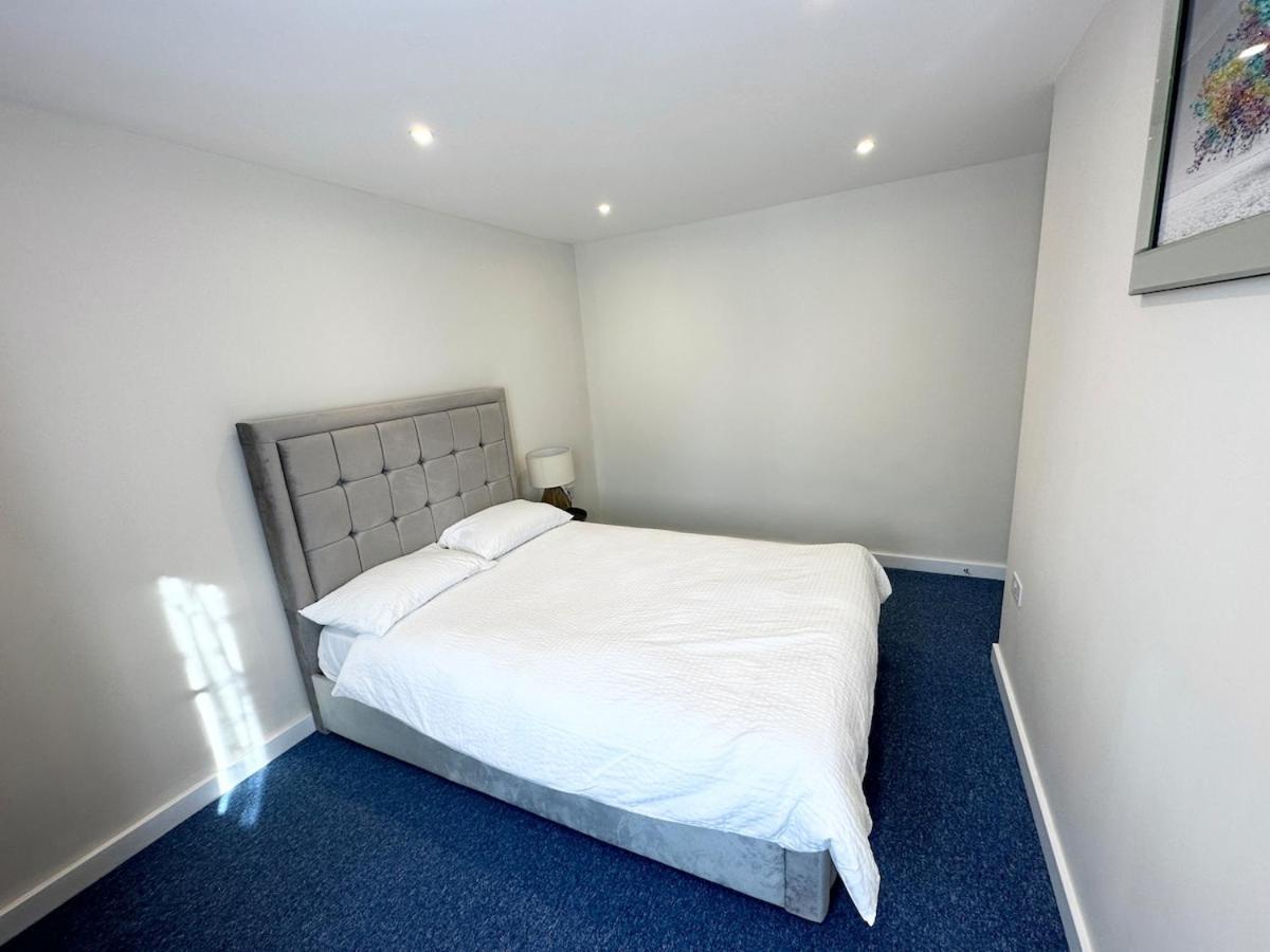 Holiday home 3bed 2bath House-free Parking-hi Speed Wifi-garden-entire Home-2mins From Train Station London