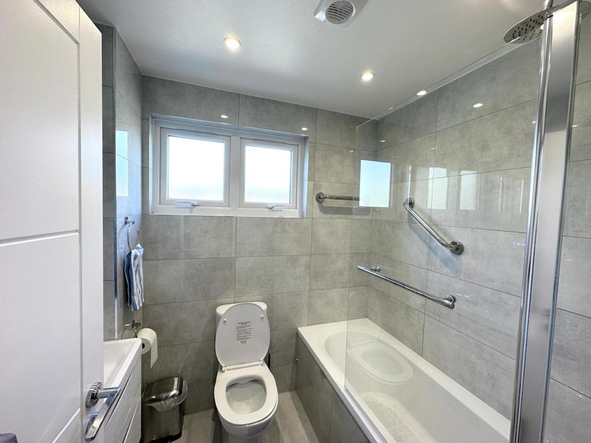 Holiday home 3bed 2bath House-free Parking-hi Speed Wifi-garden-entire Home-2mins From Train Station
